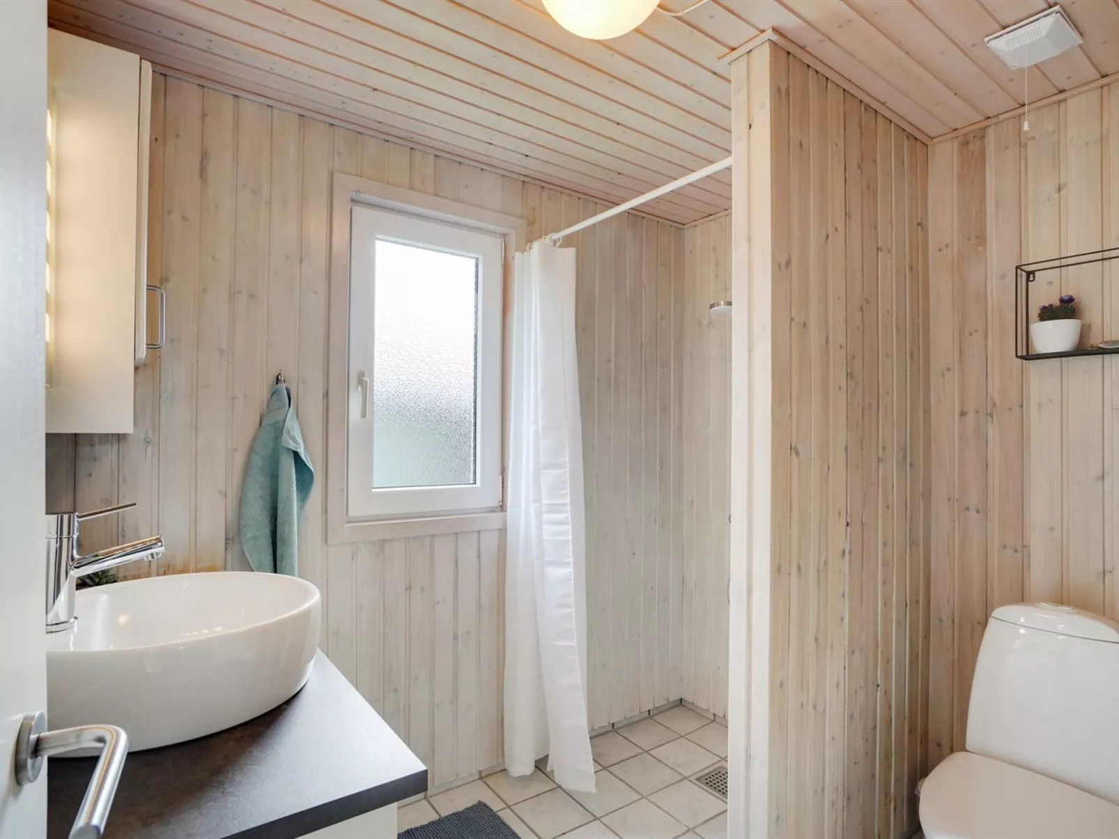 "Asmir" - 1.1km from the sea-Drinnen