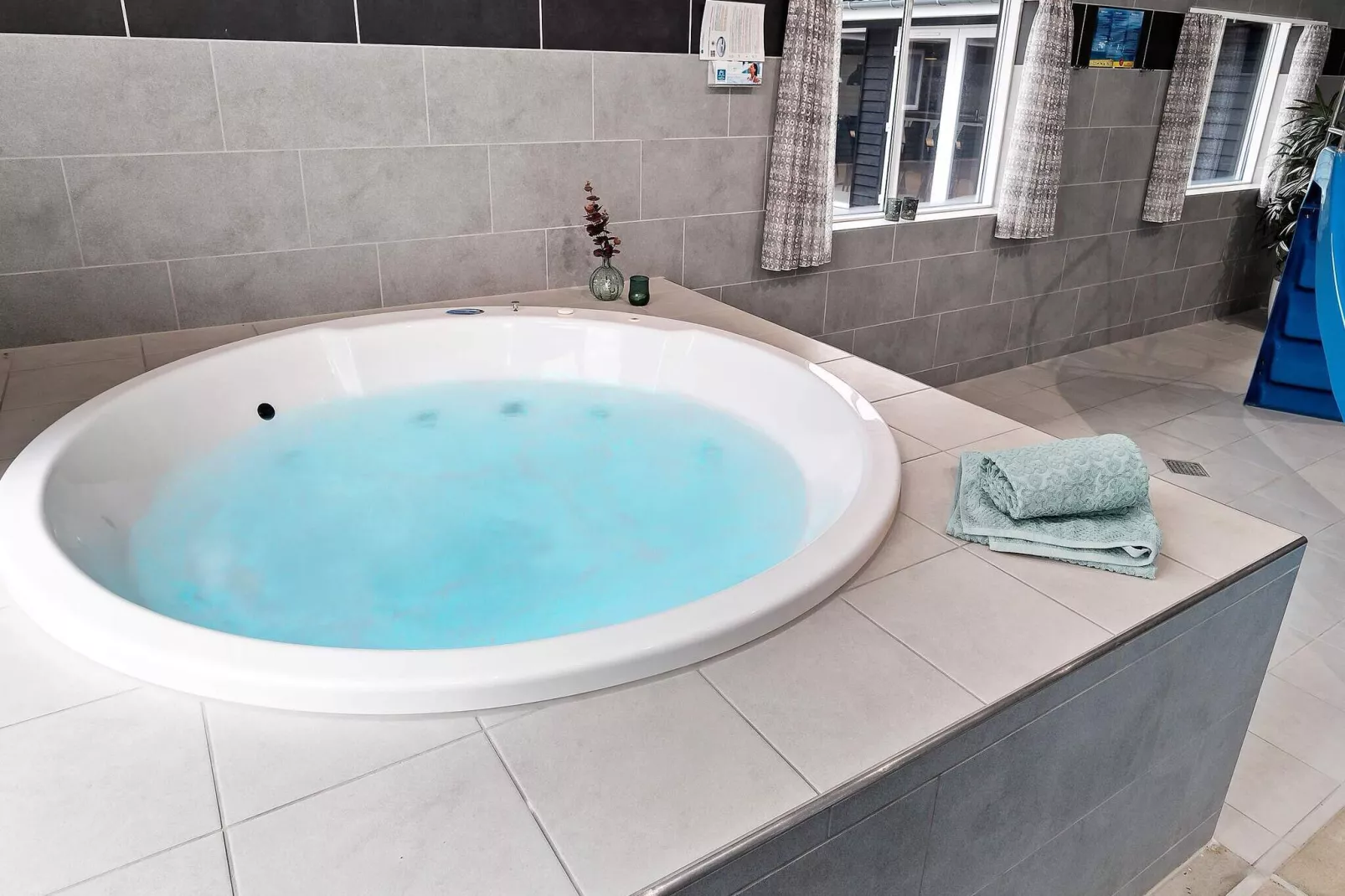 24 Personen Ferienhaus in Hasselberg-Wellnessbereich