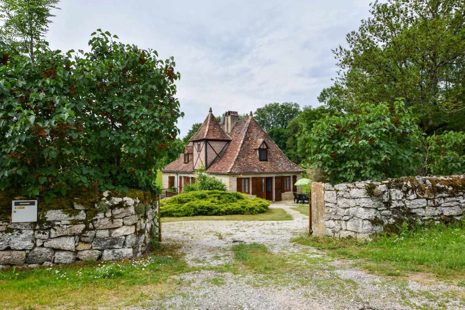 Belle maison lotoise-Extérieur été