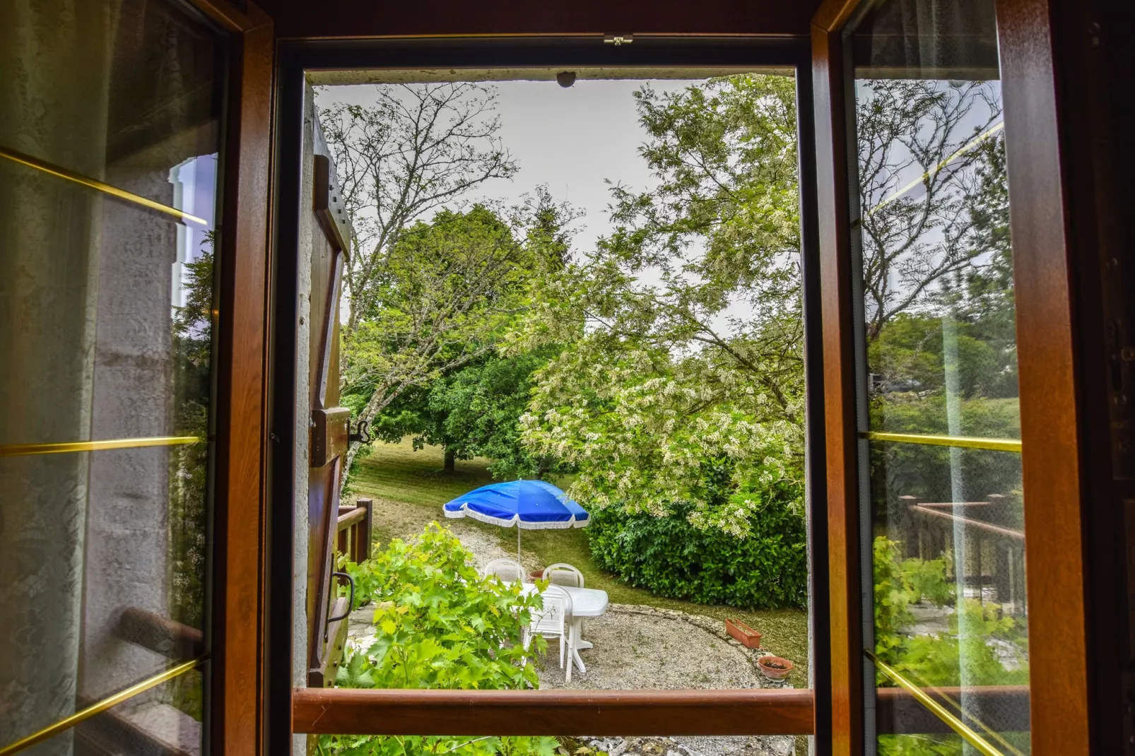 Belle maison lotoise-Vue d'été