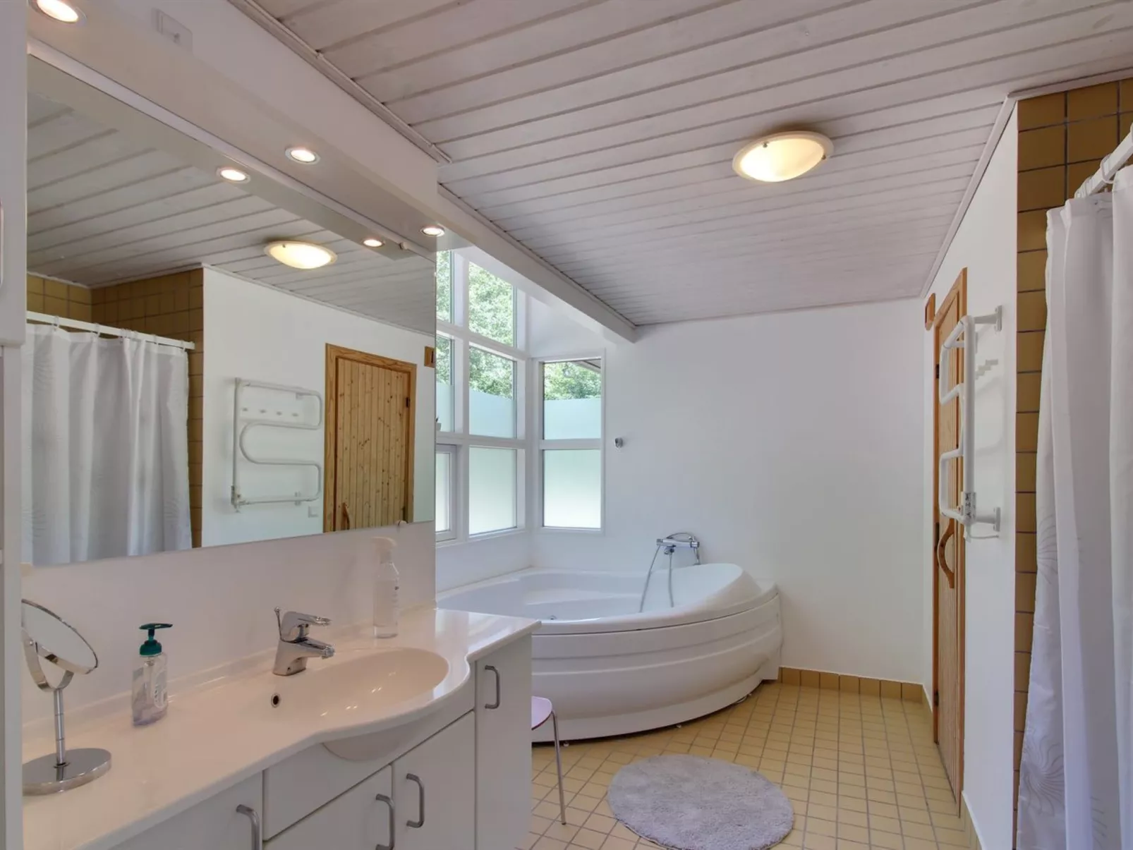 "Axel" - 1.2km from the sea-Inside