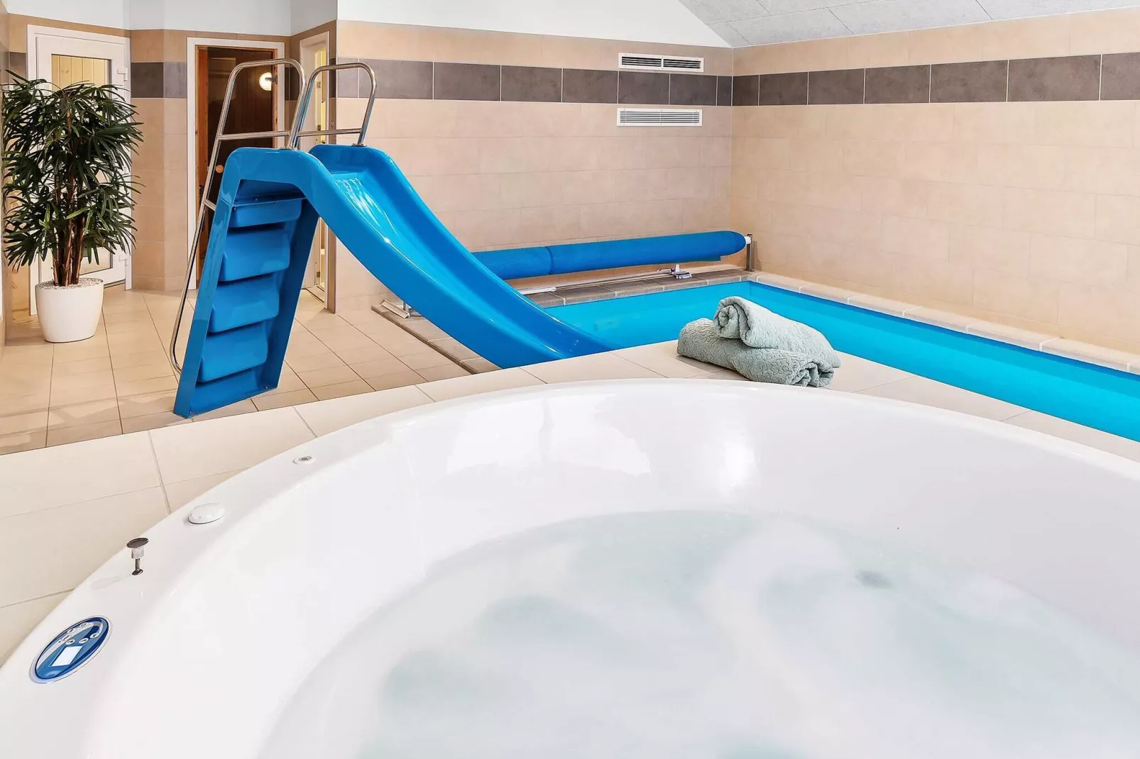 18 Personen Ferienhaus in Hasselberg-Wellnessbereich
