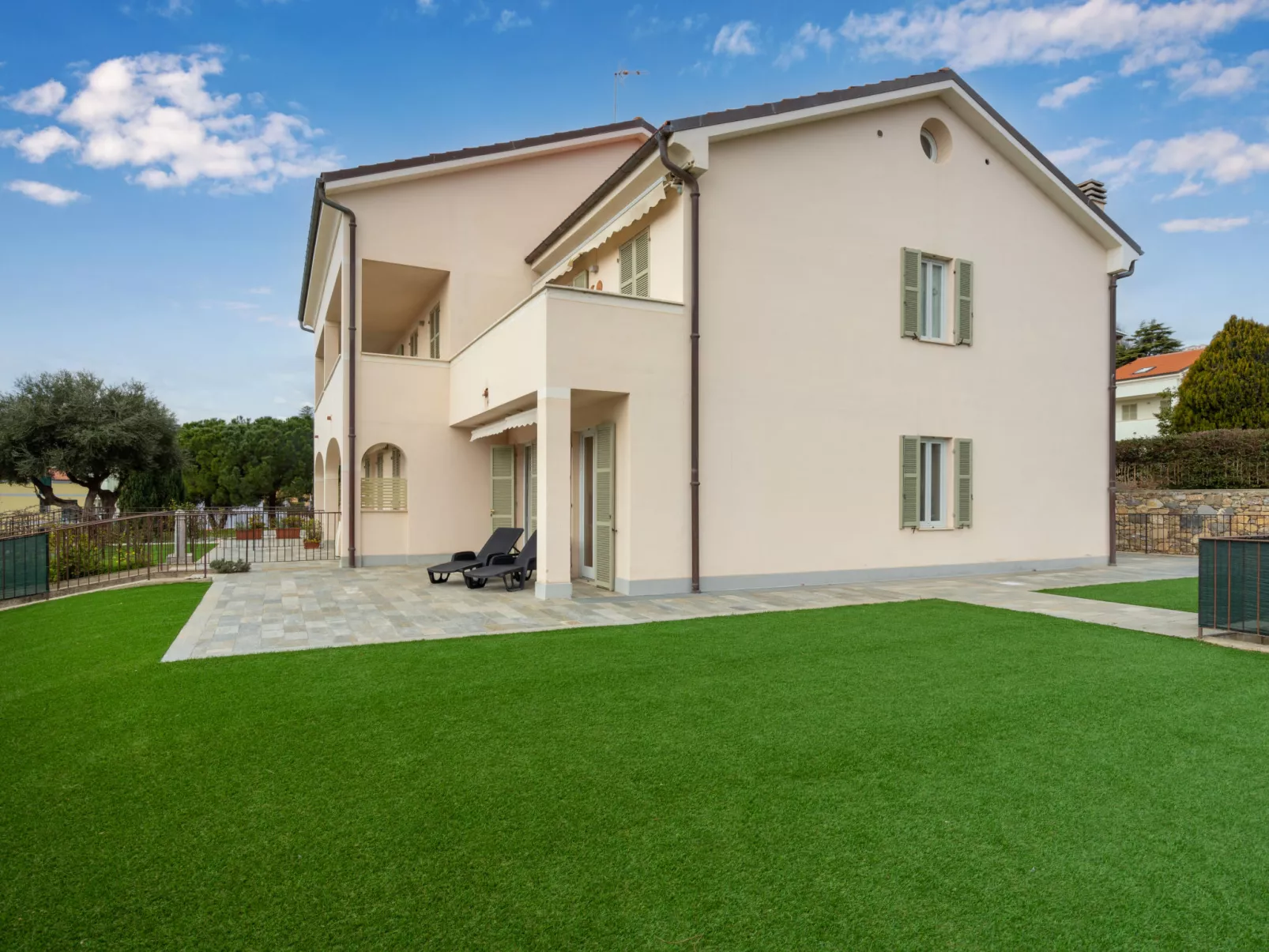 Riva Mare-Outside
