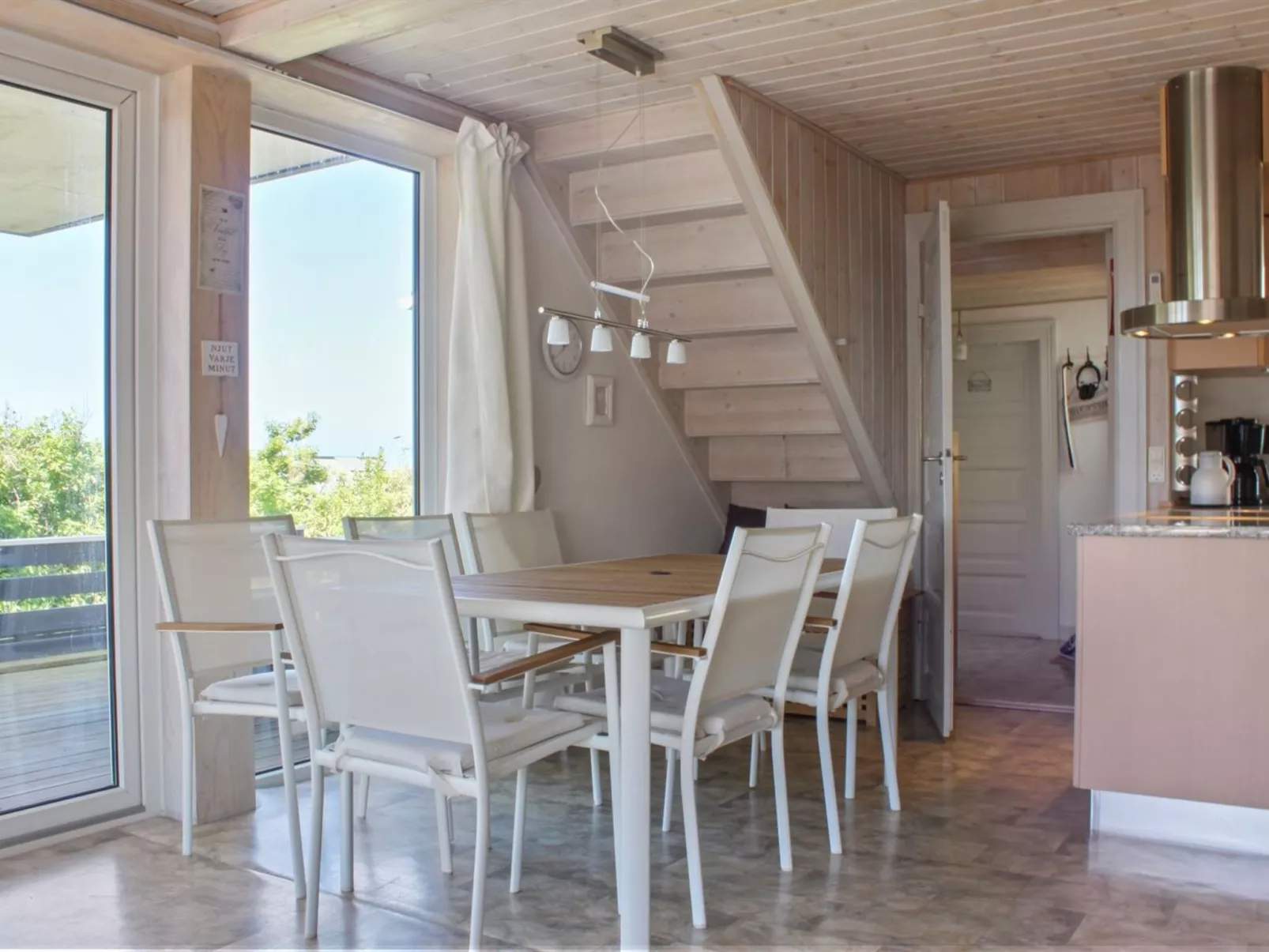 "Brun" - 60m from the sea-Drinnen
