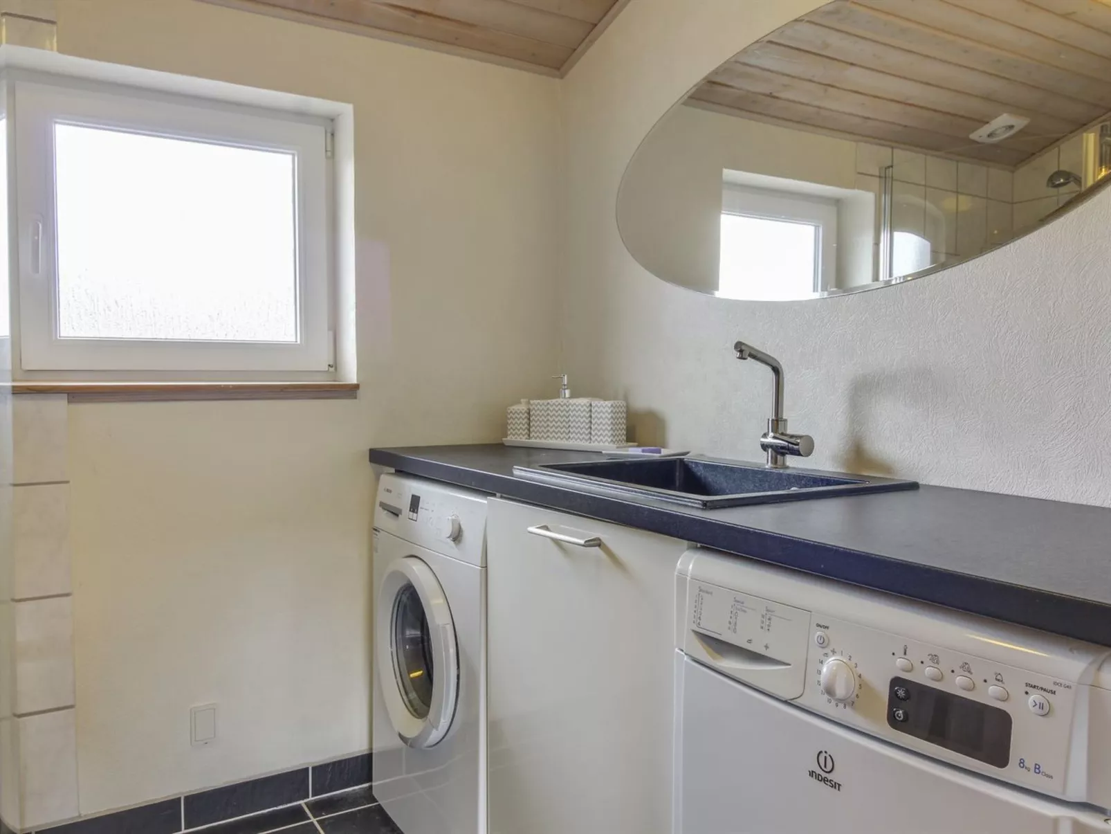 "Susan" - 600m from the sea-Inside
