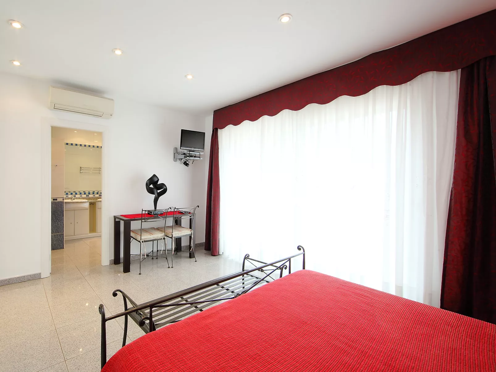 Llobregat 41b-Inside