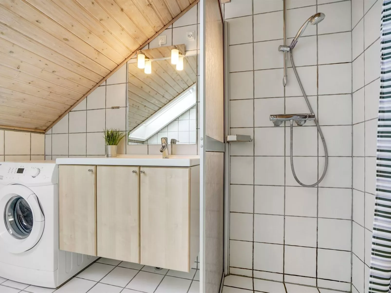 "Ginger" - 2.3km from the sea-Inside