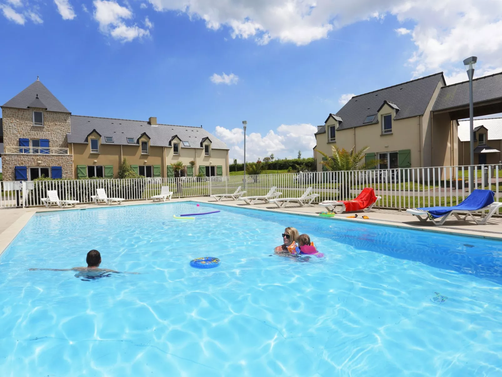 Le Domaine des Mauriers-Outside