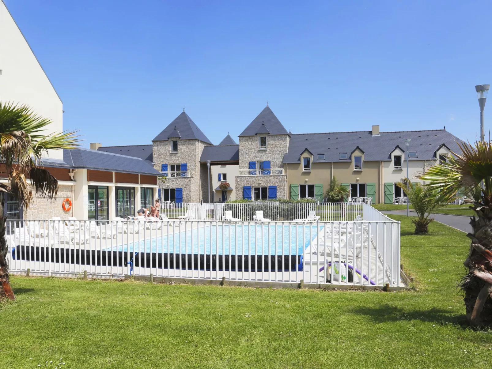 Le Domaine des Mauriers-Outside