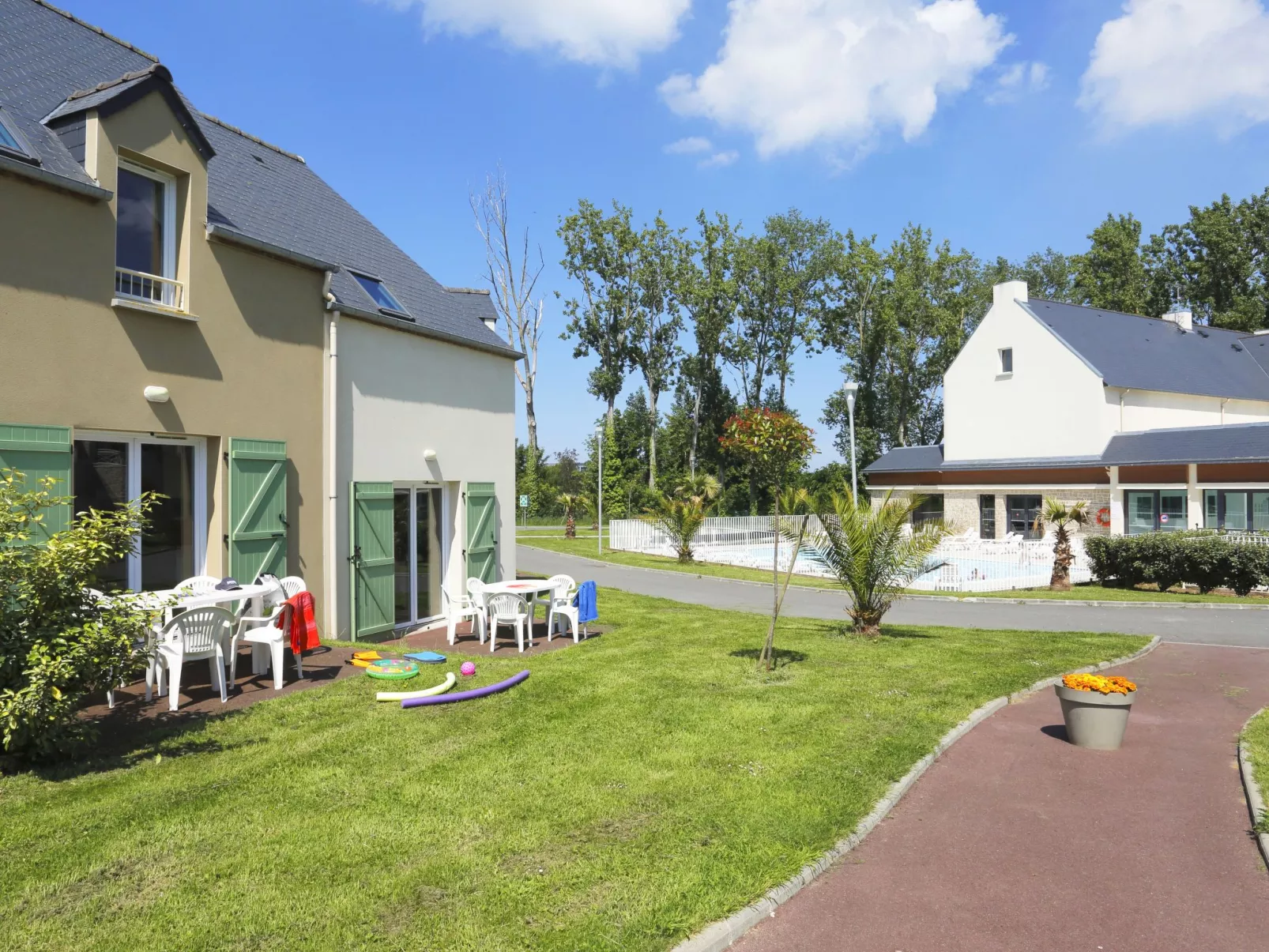 Le Domaine des Mauriers-Outside