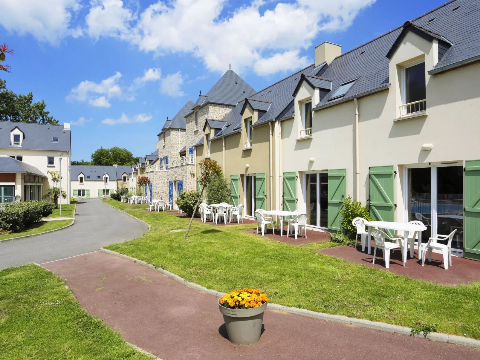 Le Domaine des Mauriers-Outside