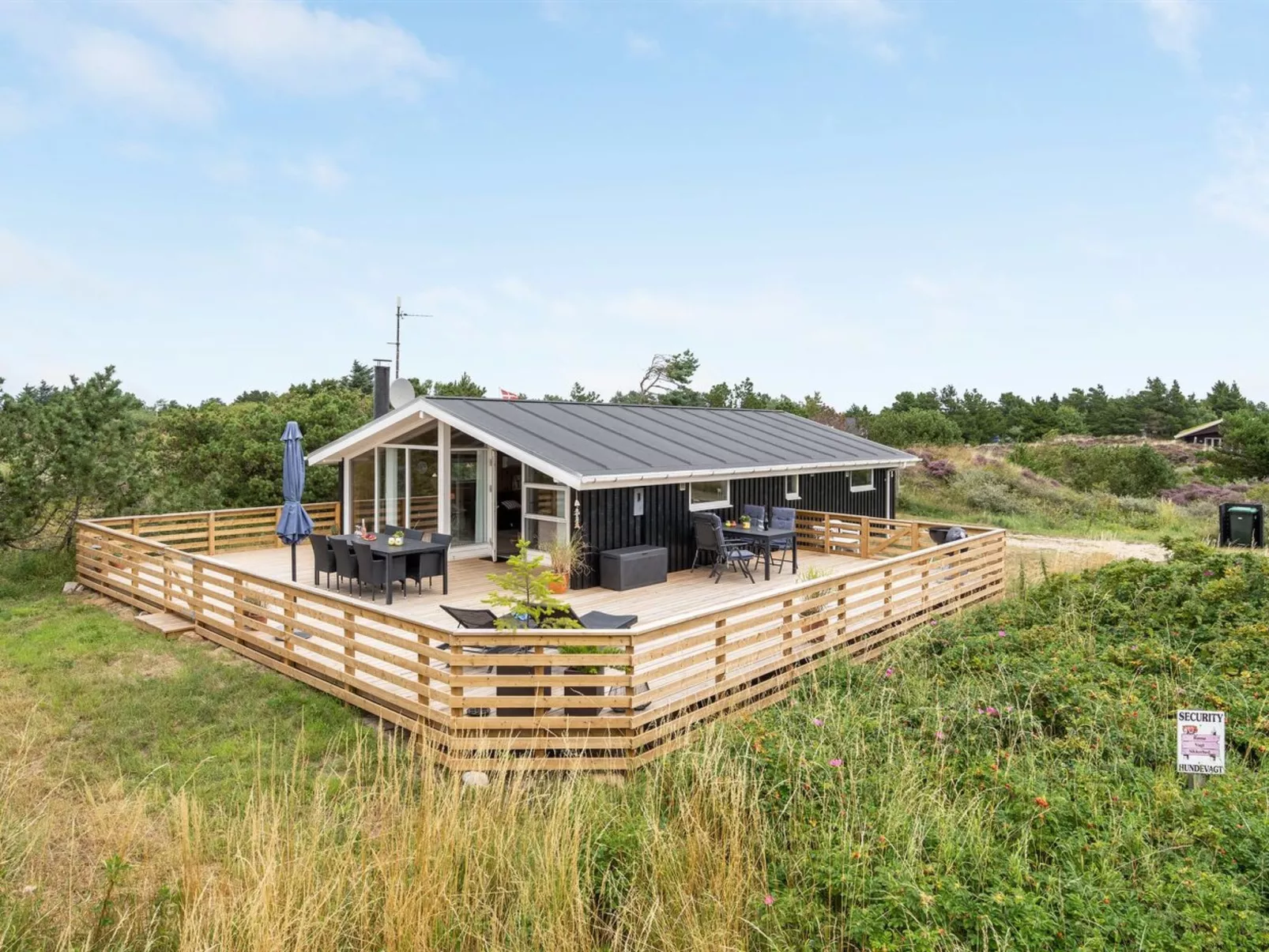 "Elgin" - 1.8km from the sea-Outside