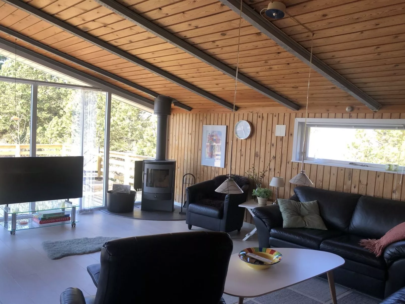 "Elgin" - 1.8km from the sea-Inside