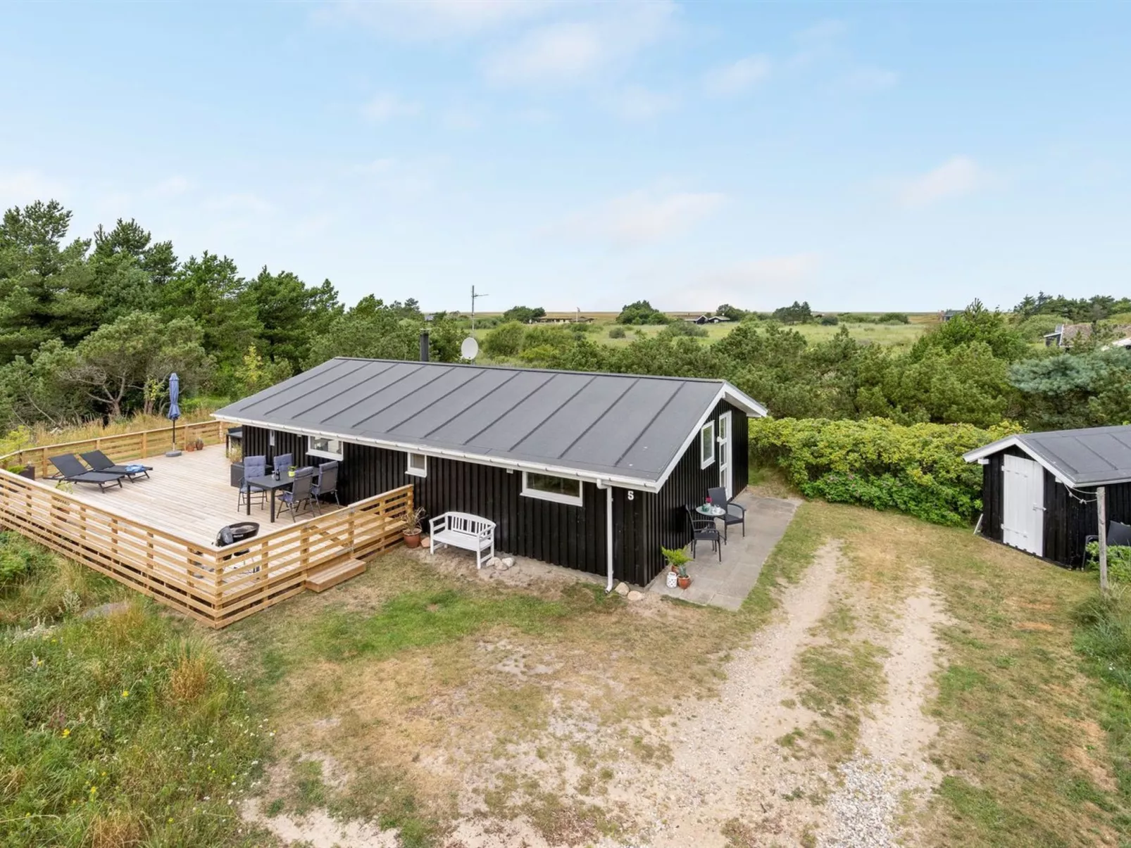 "Elgin" - 1.8km from the sea-Outside