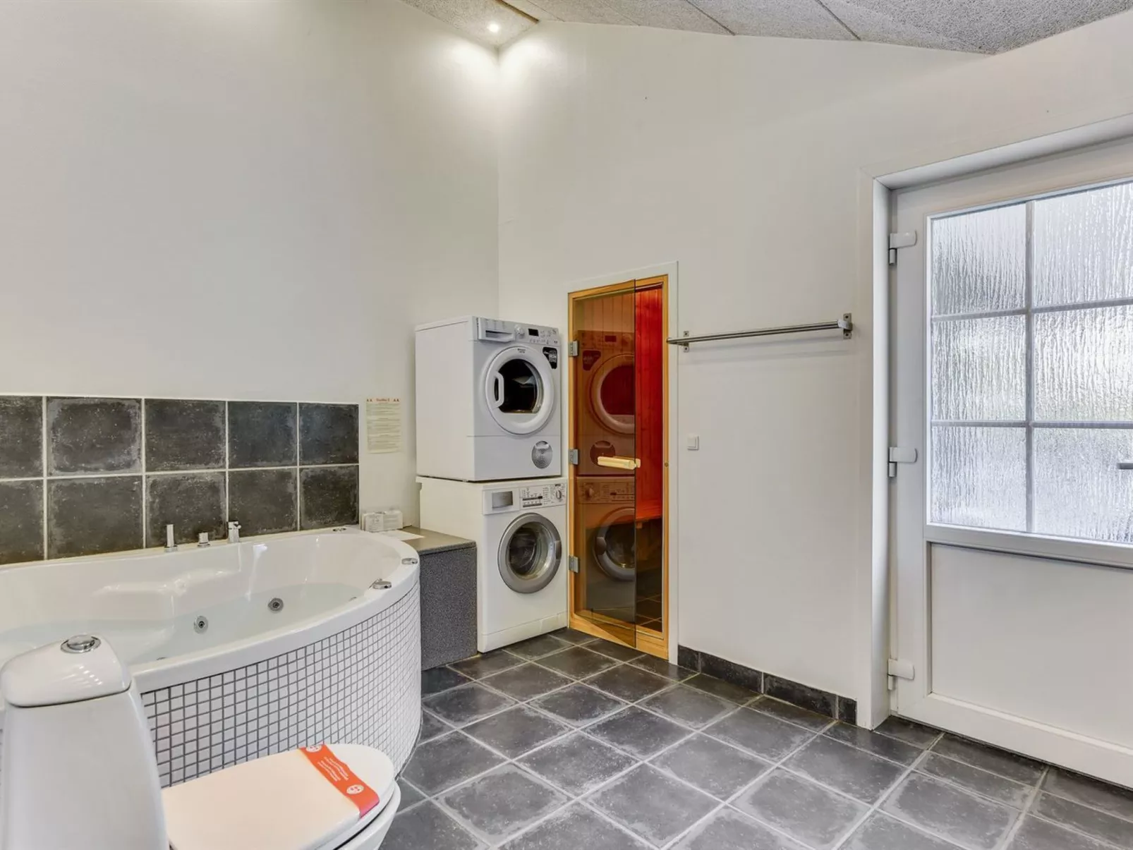 "Svanborg" - 3.7km from the sea-Inside