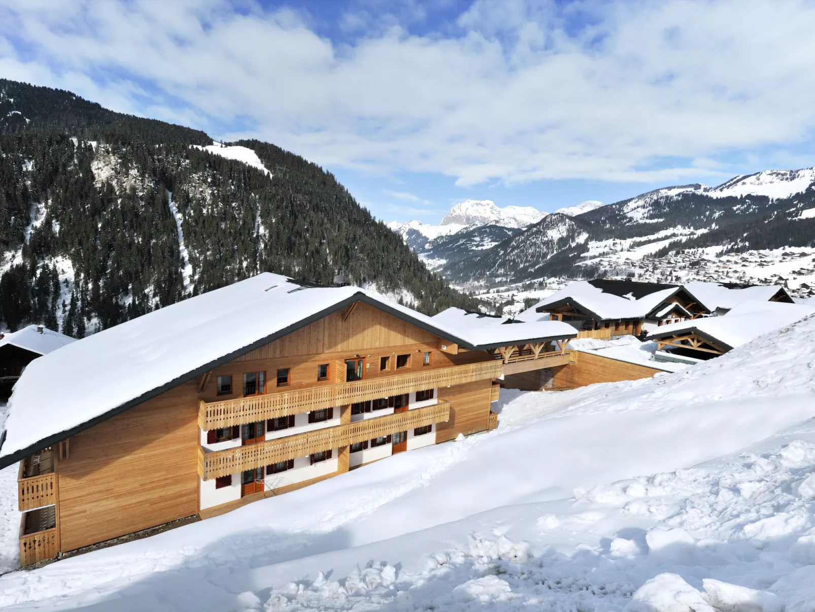 Le Grand Lodge-Outside