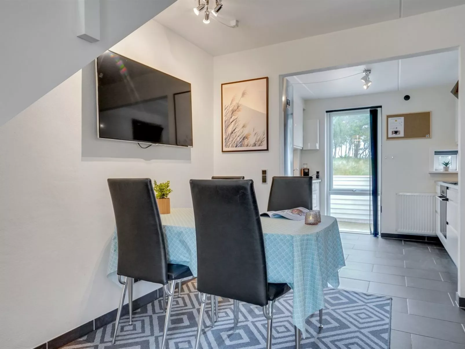 "Iffuer" - 2.3km from the sea-Inside