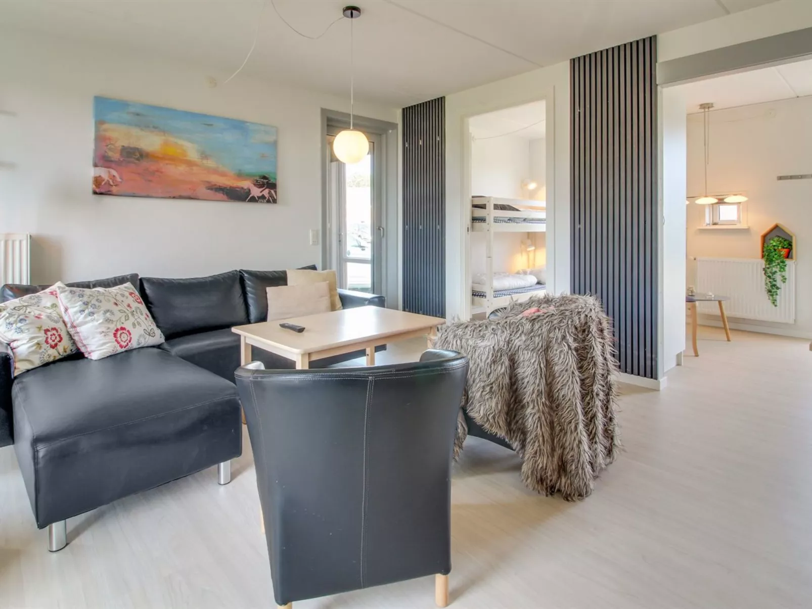 "Aswith" - 2.3km from the sea-Drinnen