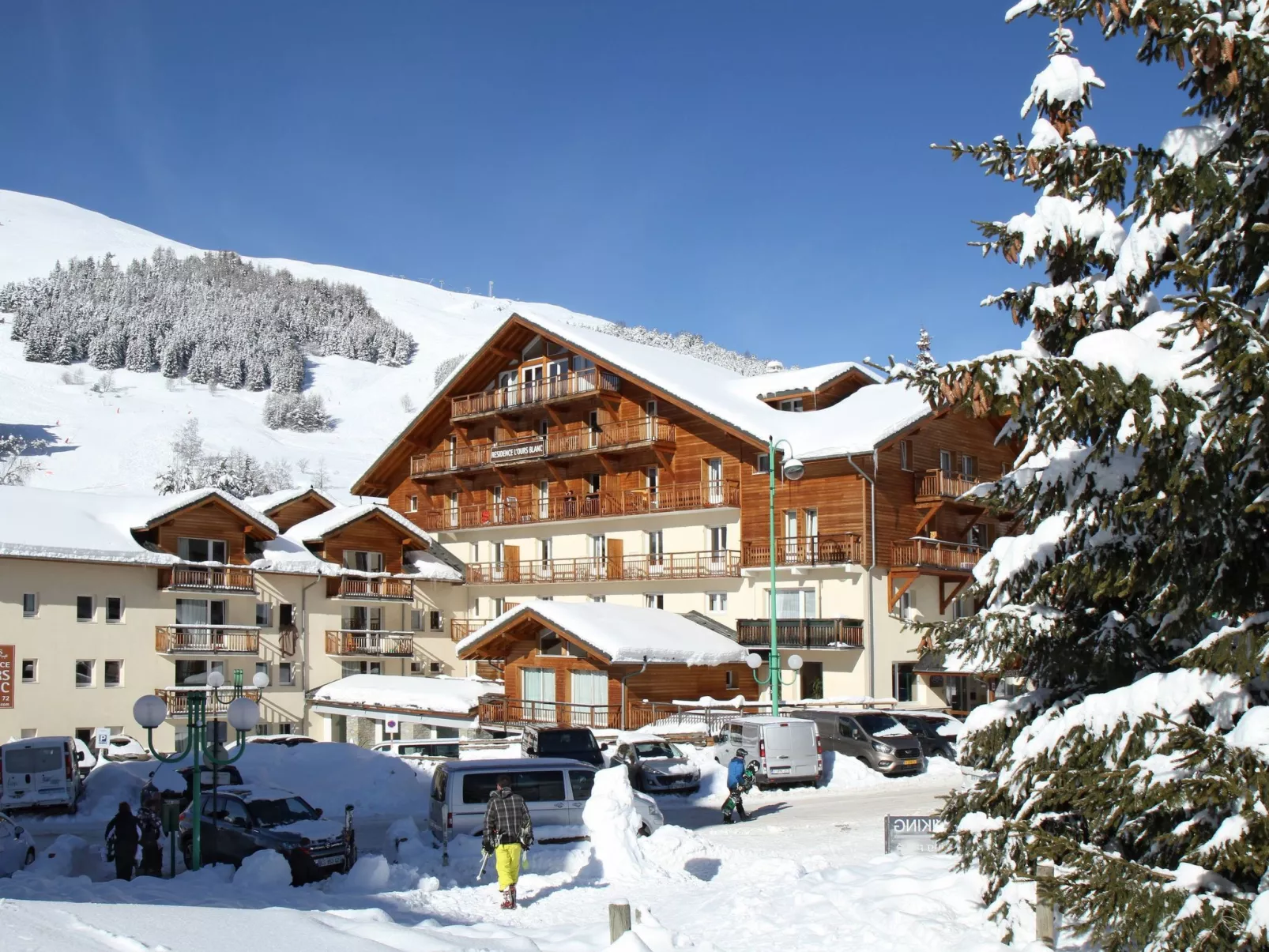L'Ours Blanc-Outside