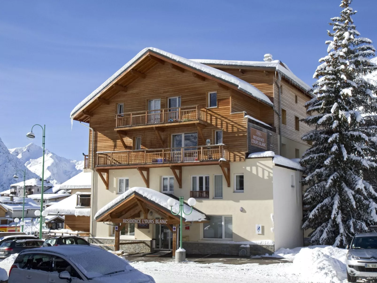 L'Ours Blanc-Outside