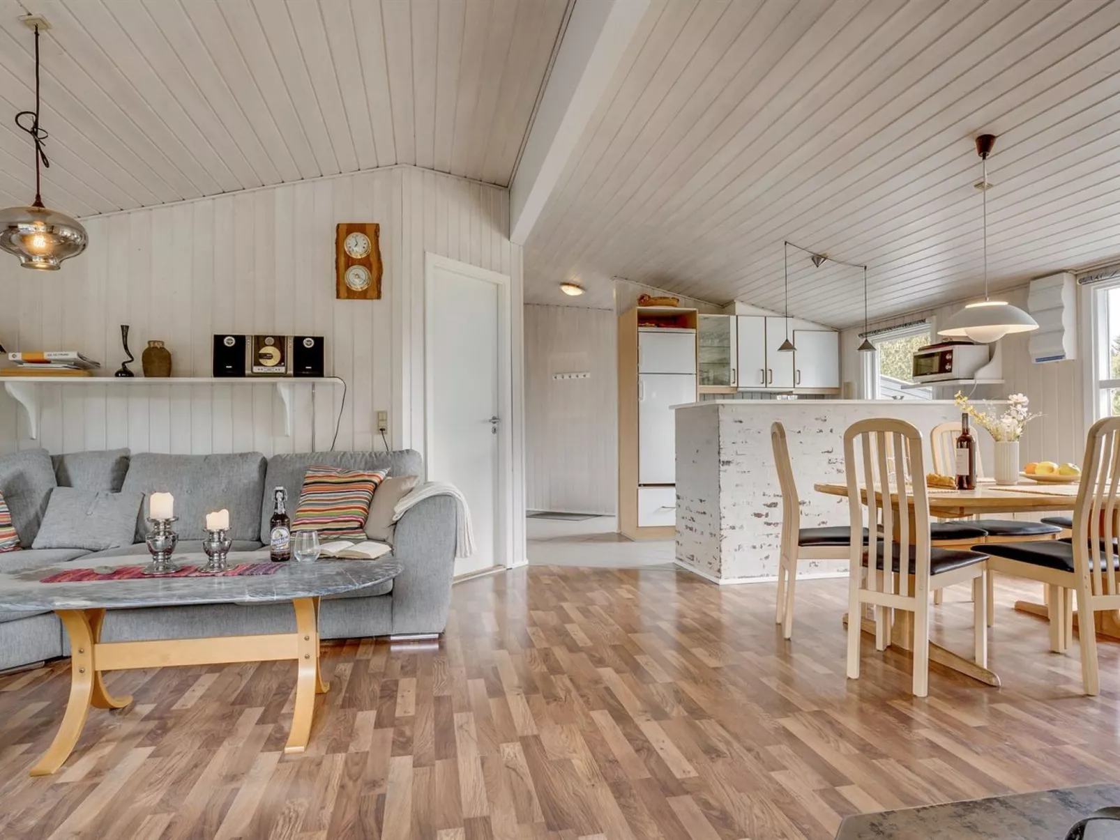 "Roald" - 2.2km from the sea-Drinnen