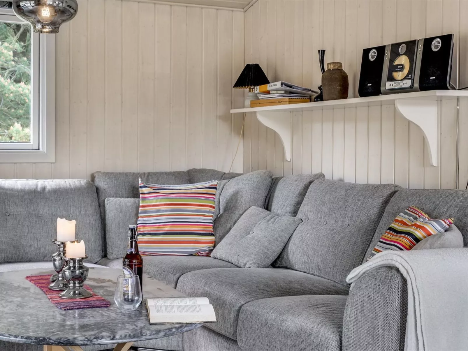 "Roald" - 2.2km from the sea-Drinnen