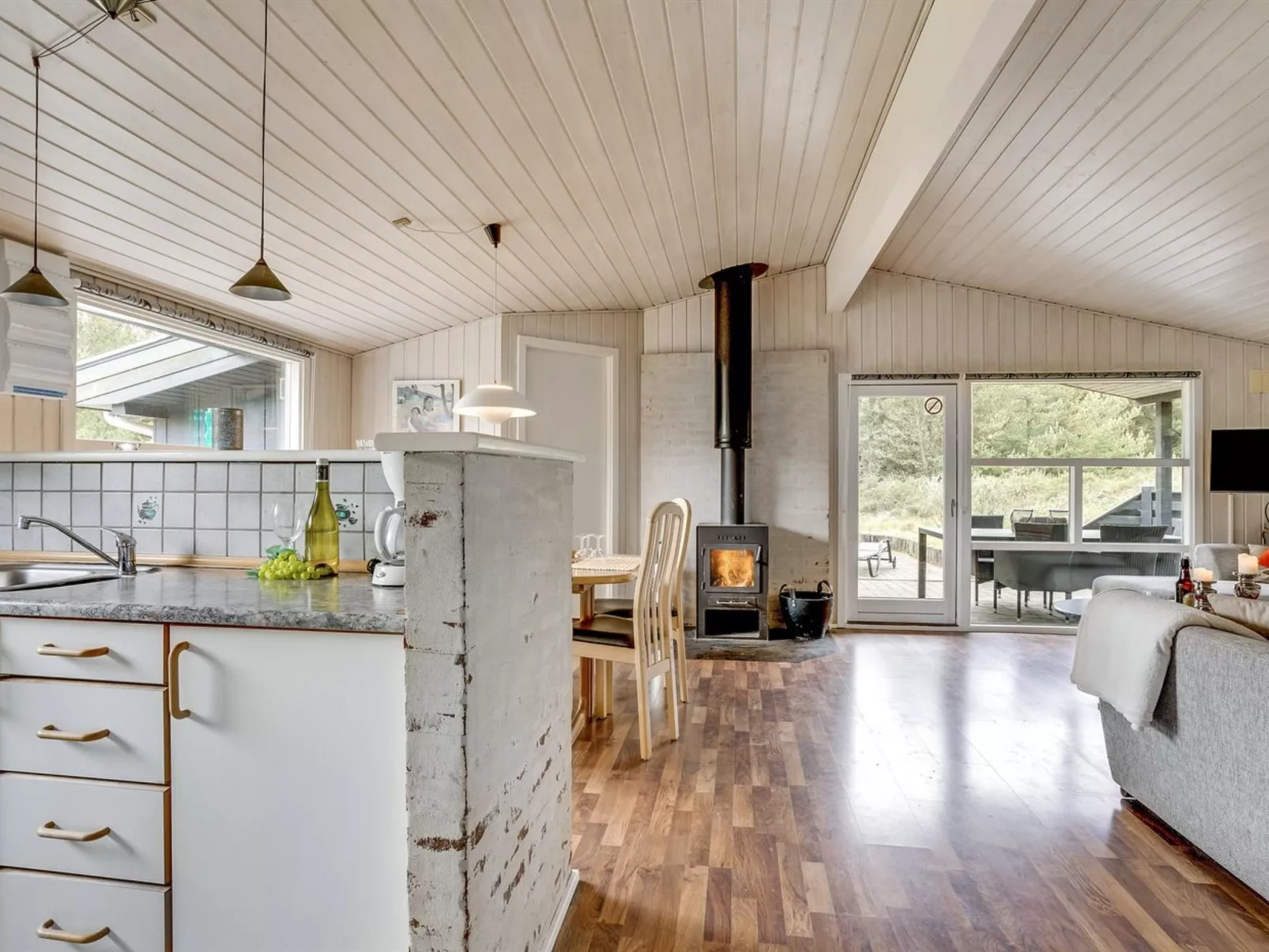 "Roald" - 2.2km from the sea-Drinnen