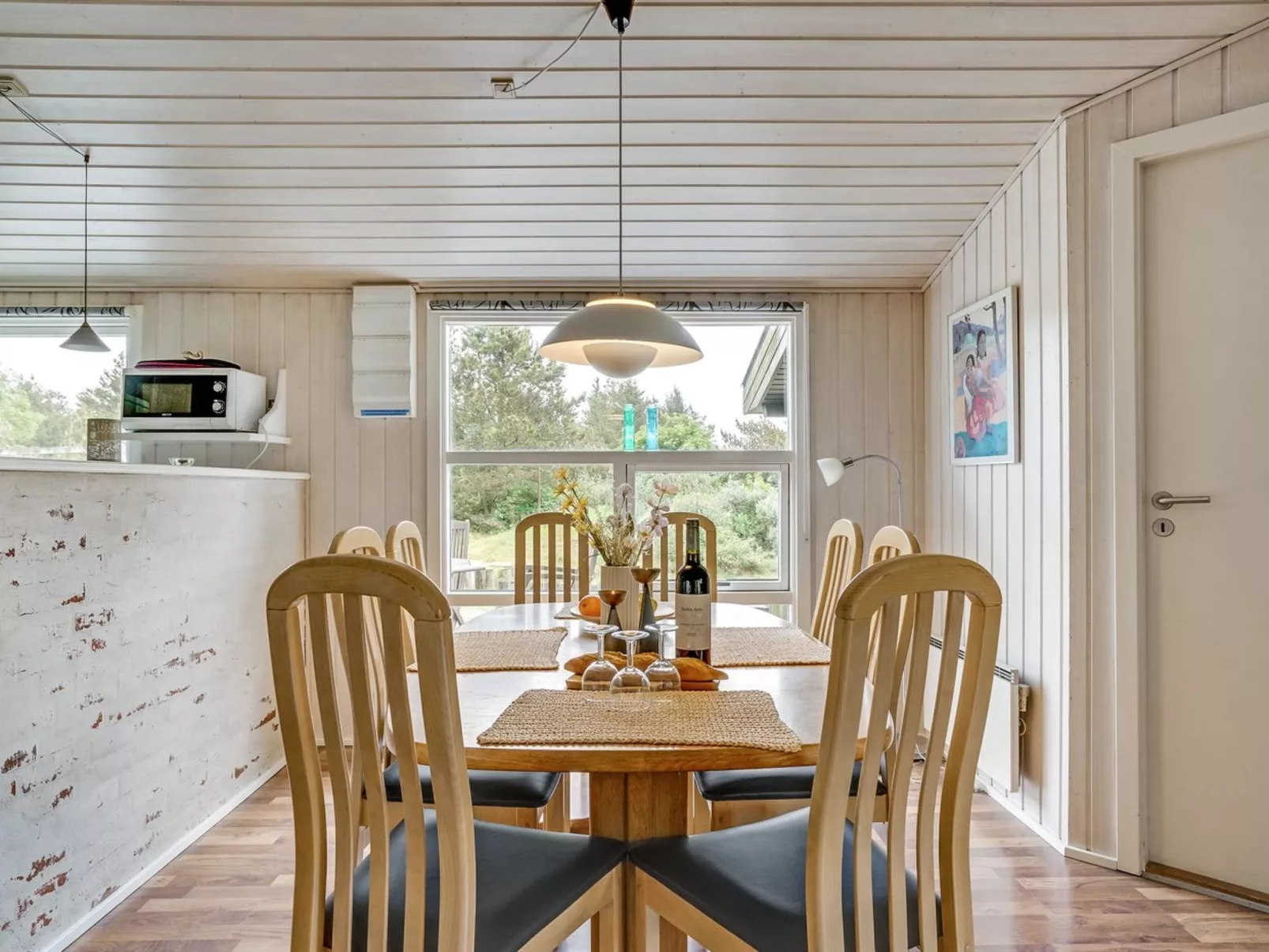 "Roald" - 2.2km from the sea-Drinnen