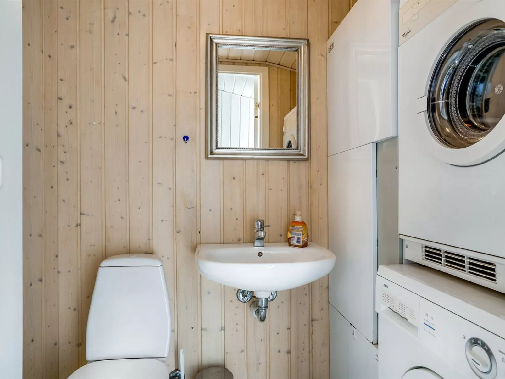 "Roald" - 2.2km from the sea-Drinnen