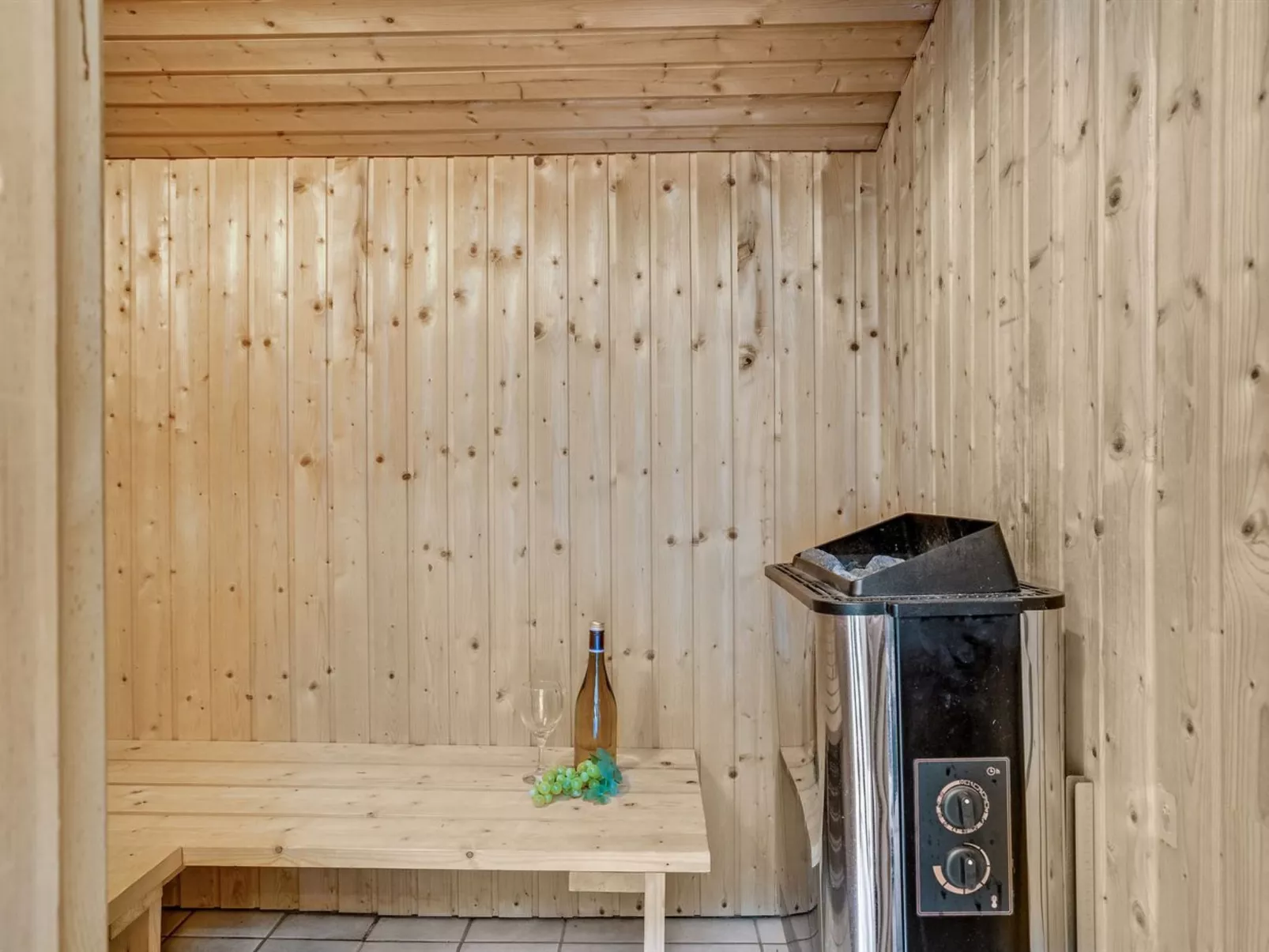 "Roald" - 2.2km from the sea-Drinnen
