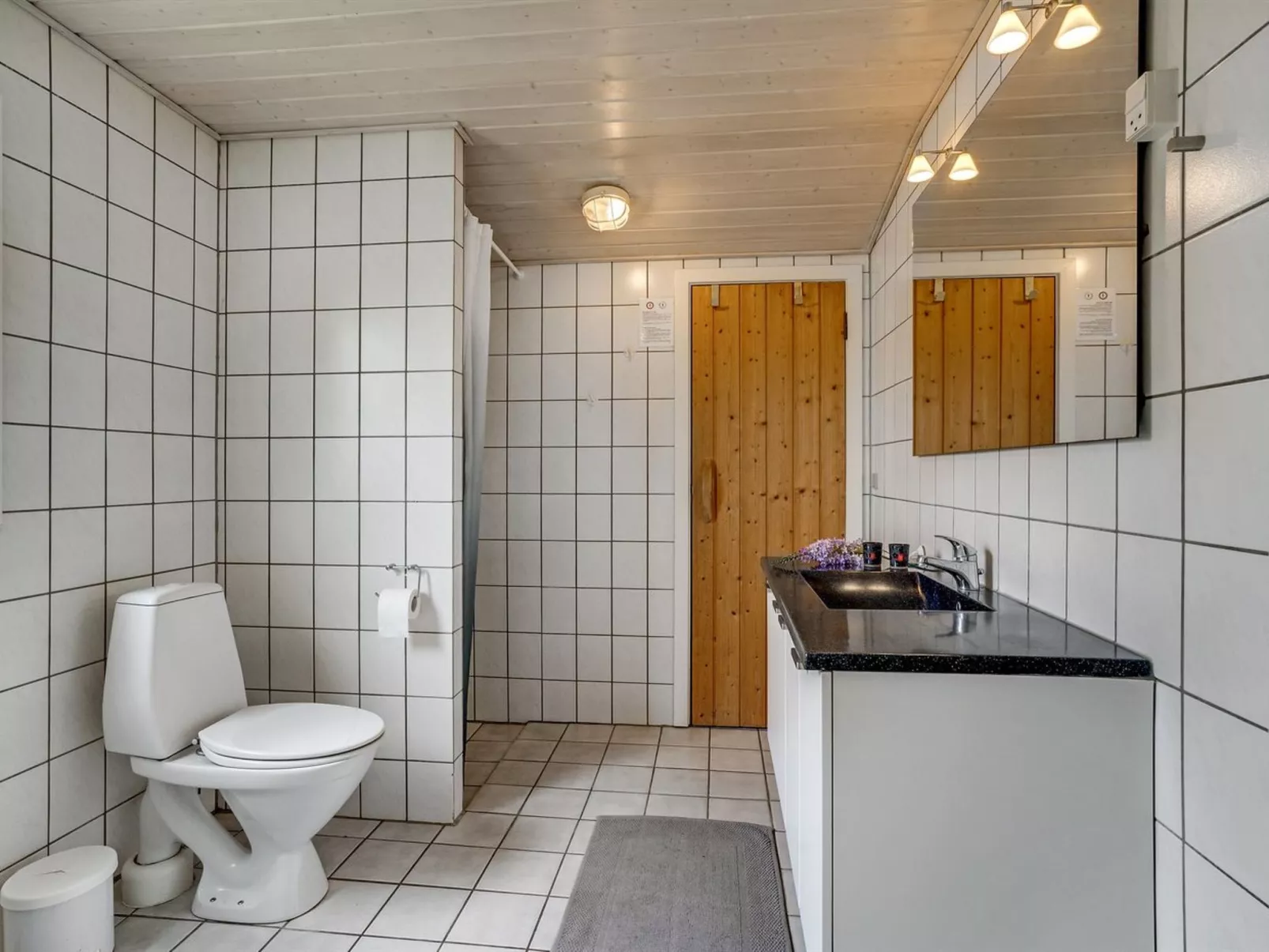 "Roald" - 2.2km from the sea-Drinnen