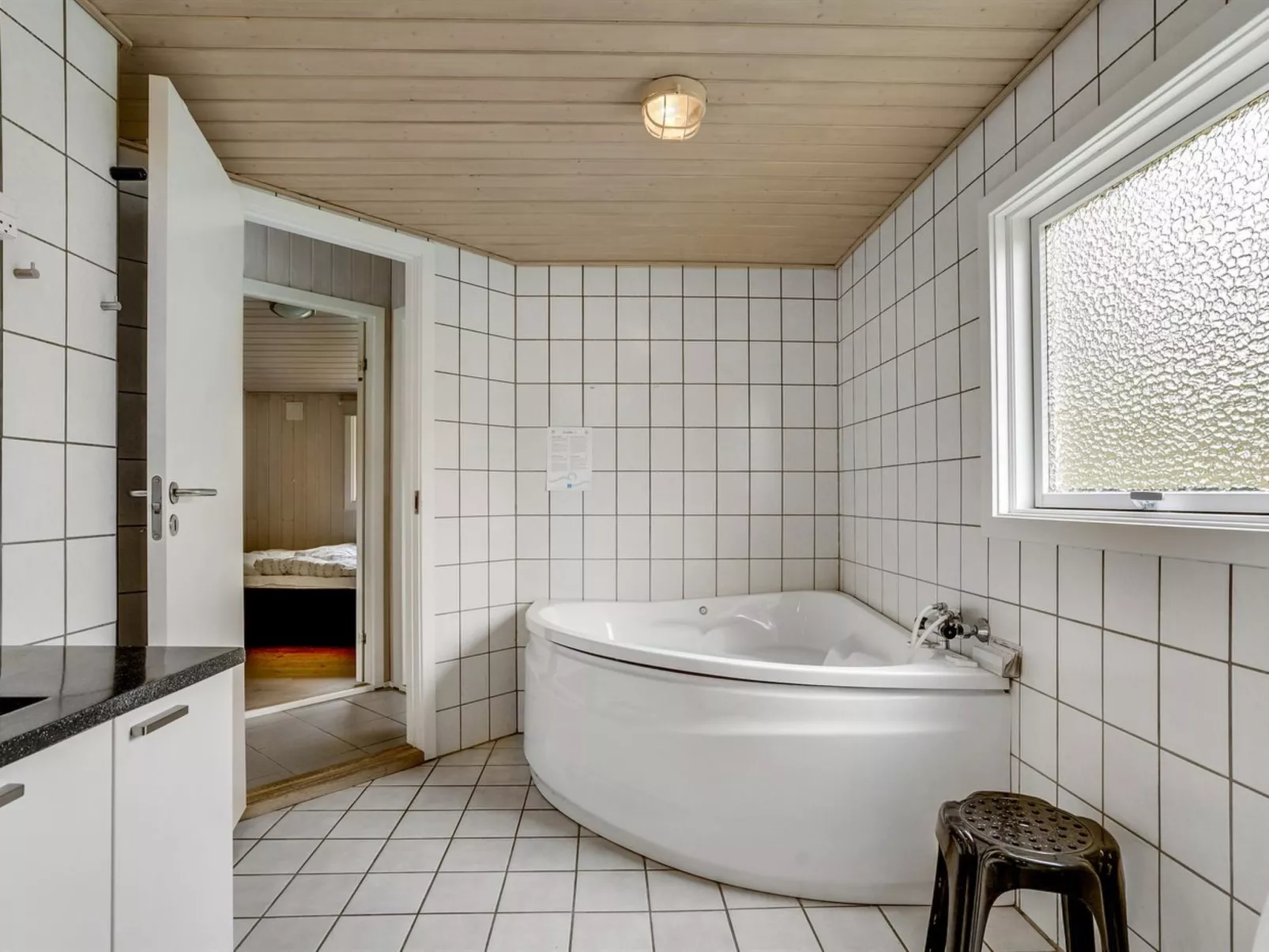 "Roald" - 2.2km from the sea-Drinnen
