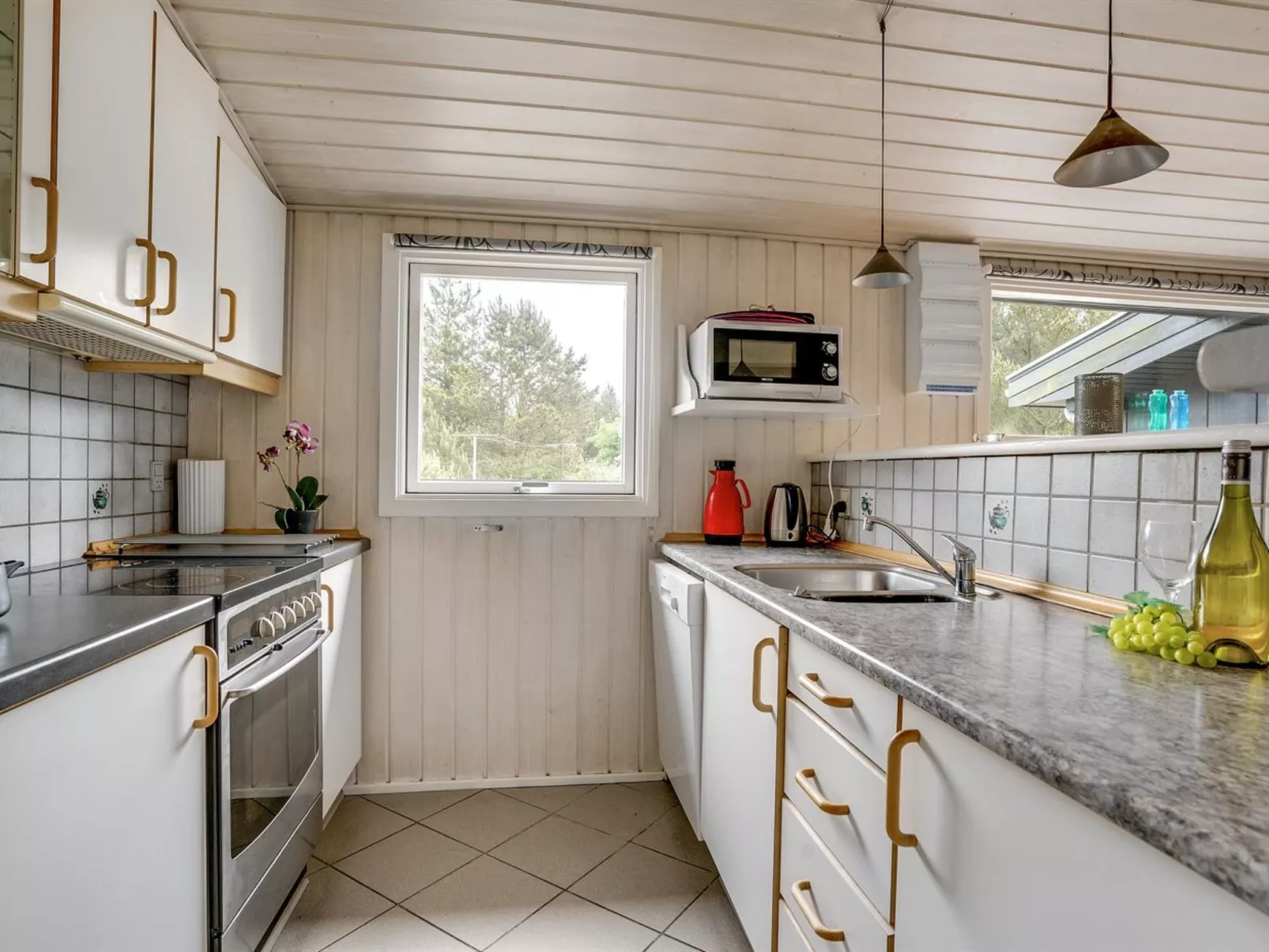 "Roald" - 2.2km from the sea-Drinnen