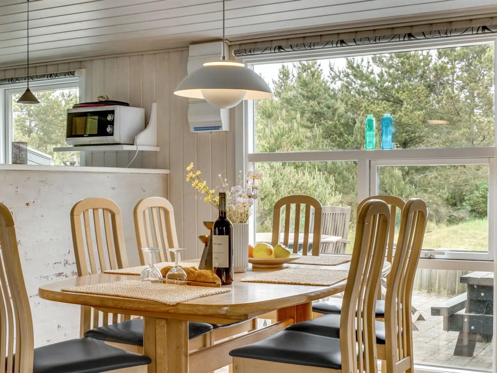 "Roald" - 2.2km from the sea-Drinnen