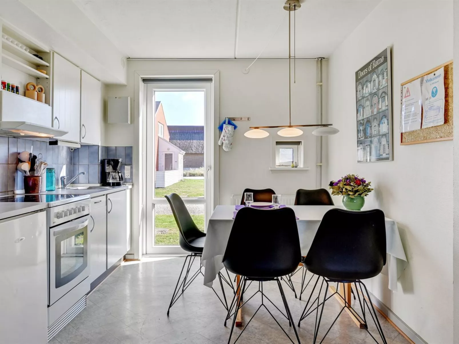 "Odger" - 2.3km from the sea-Inside