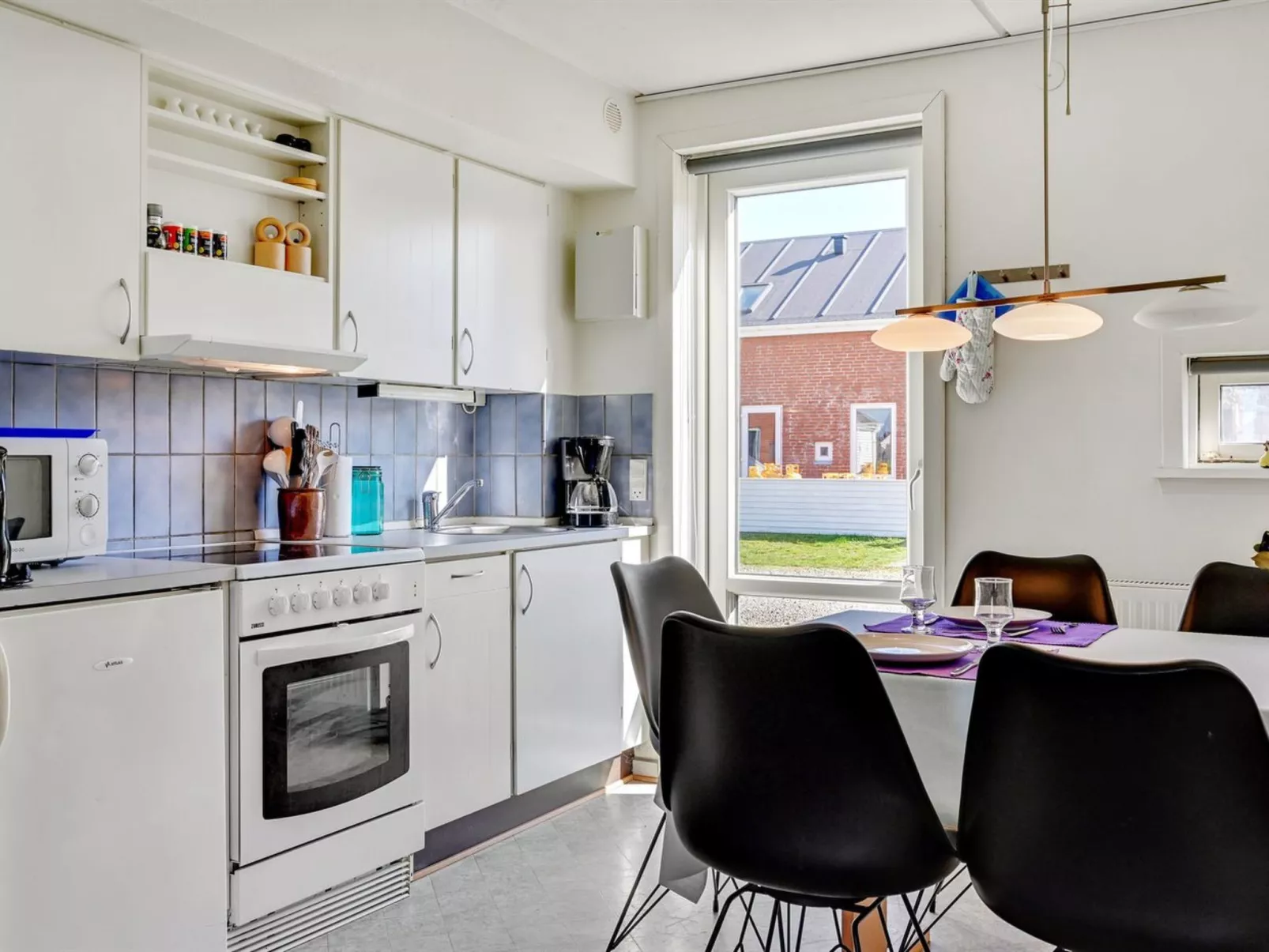 "Odger" - 2.3km from the sea-Inside