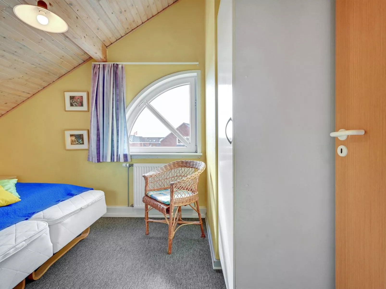 "Odger" - 2.3km from the sea-Inside