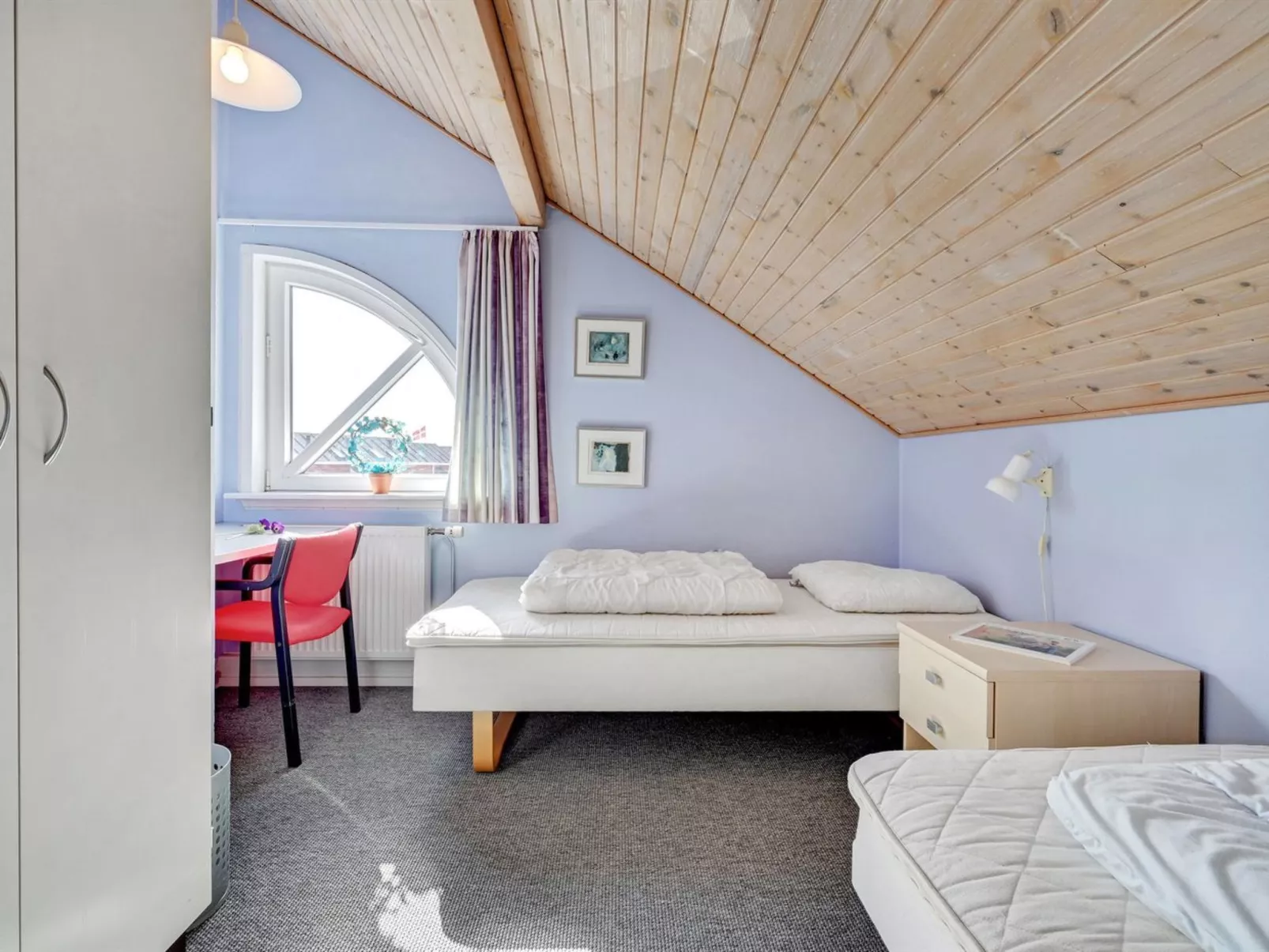 "Odger" - 2.3km from the sea-Inside