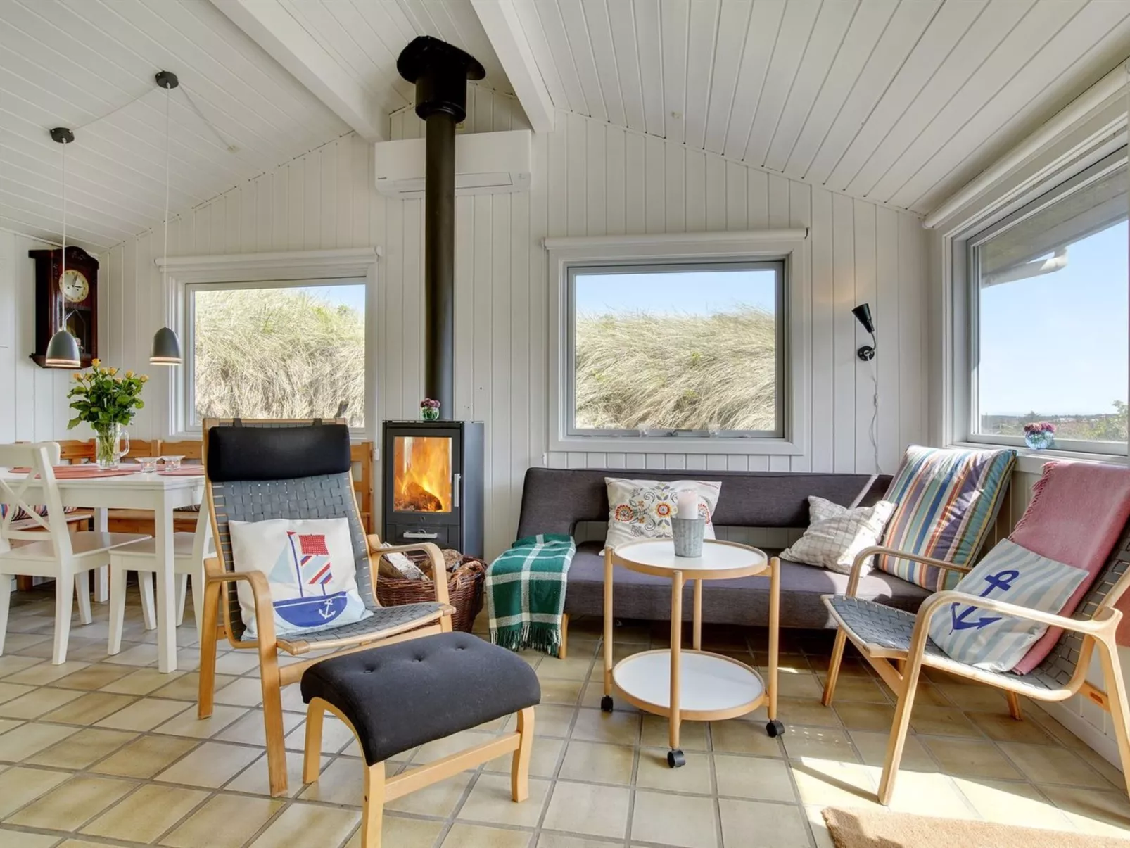 "Abbie" - 10m from the sea-Inside