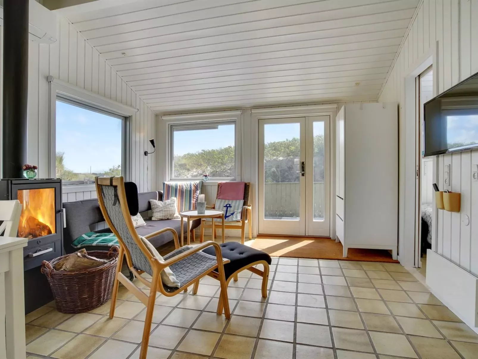 "Abbie" - 10m from the sea-Inside