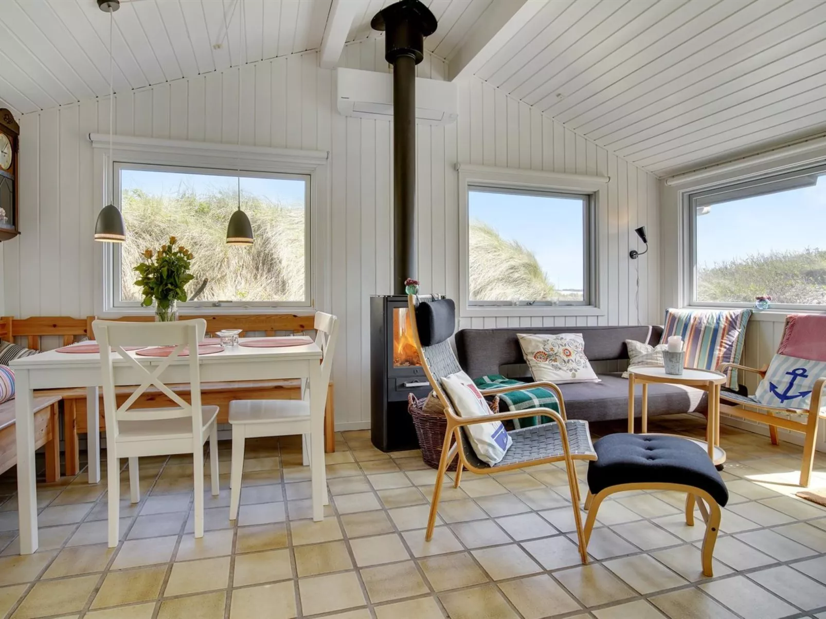 "Abbie" - 10m from the sea-Inside