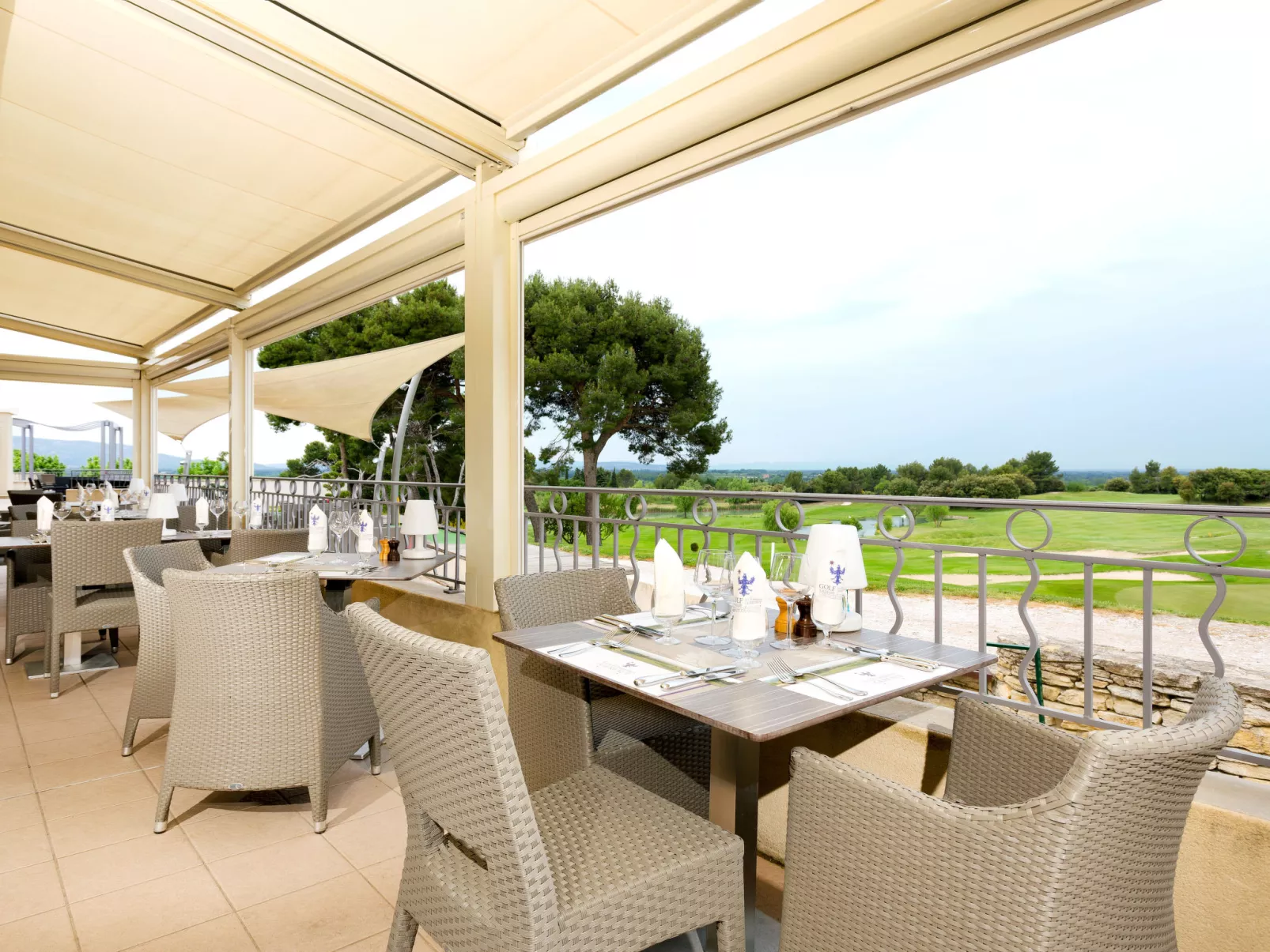 Provence Country Club-Dedans