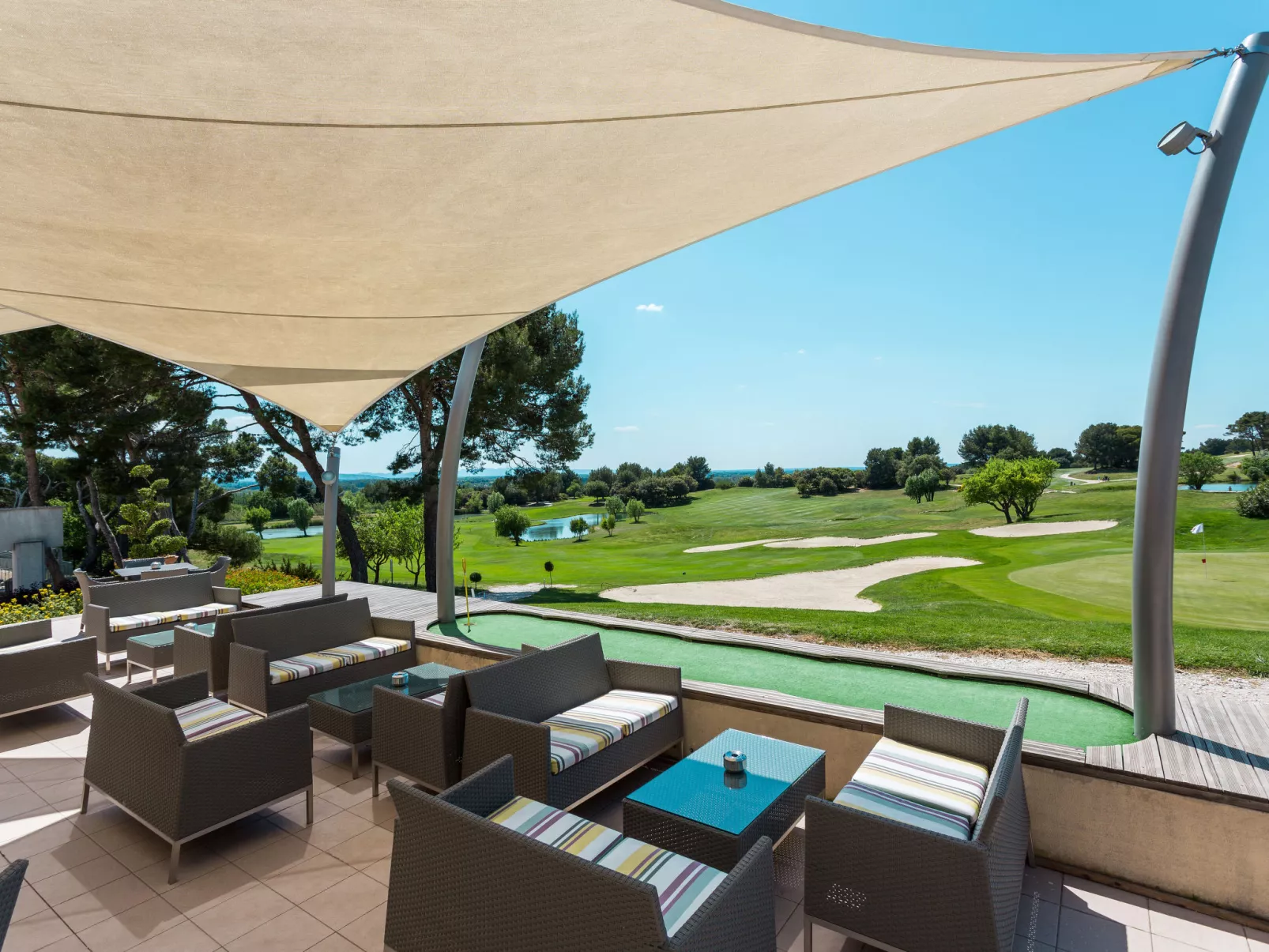 Provence Country Club-Drinnen