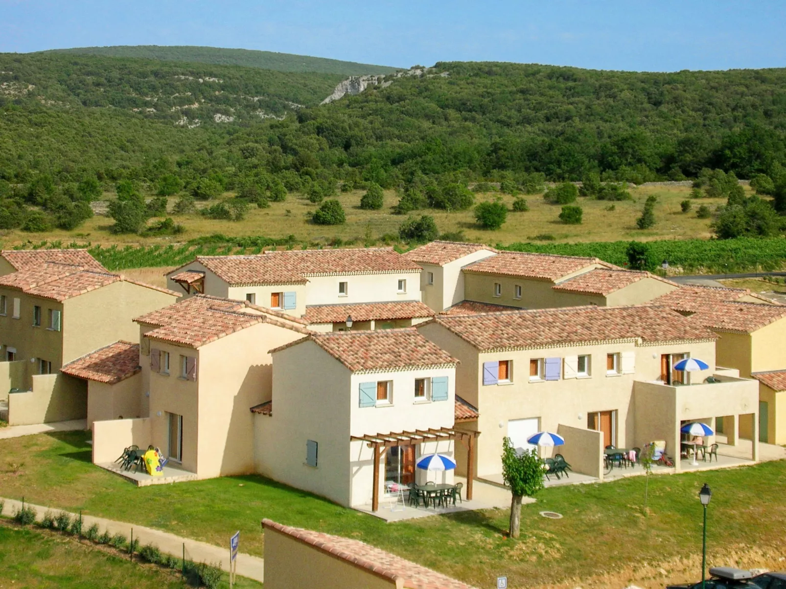 Les Hauts de Salavas-Outside