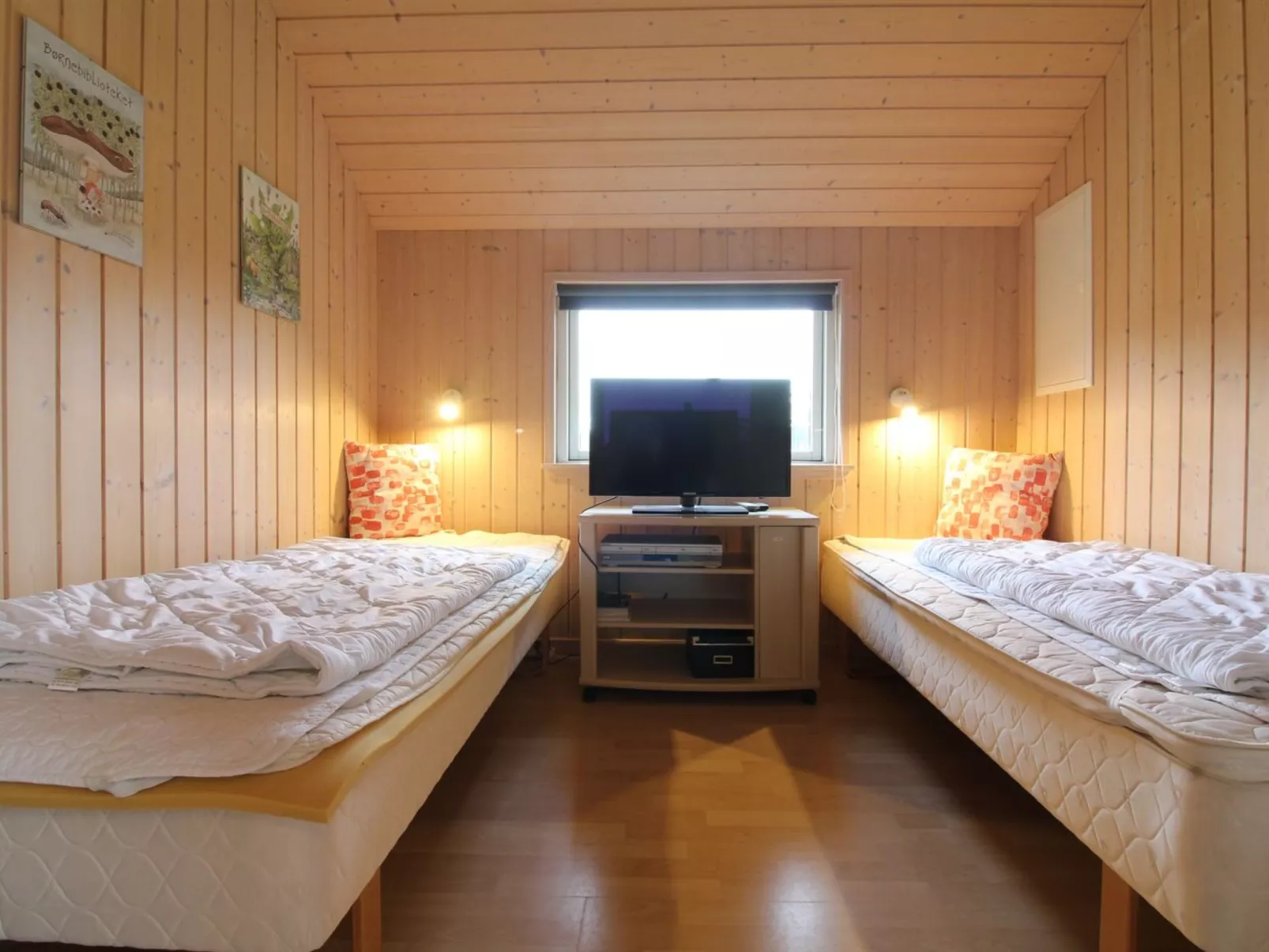 "Synnöve" - 550m from the sea-Inside