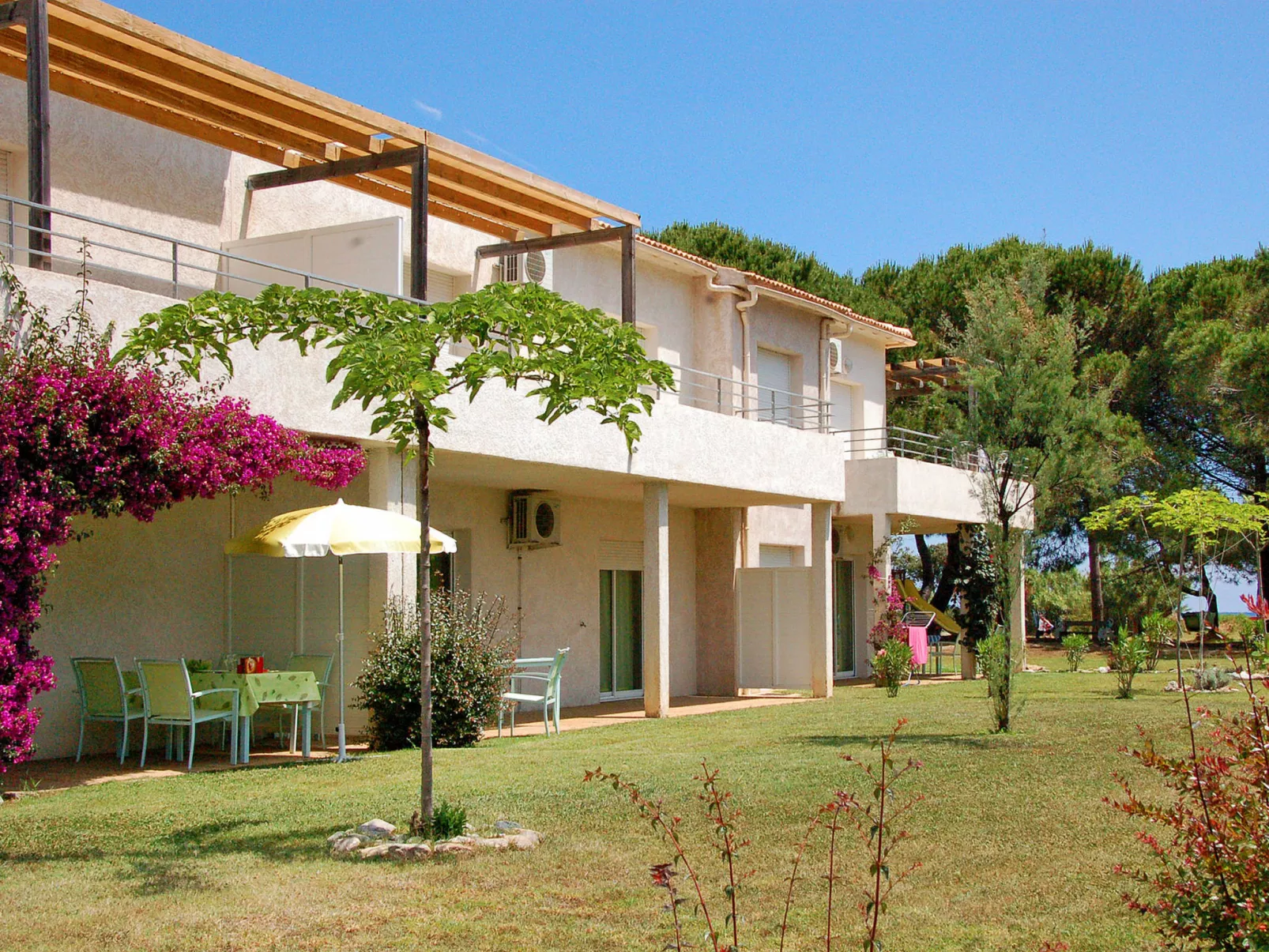 Acqua Bella-Outside