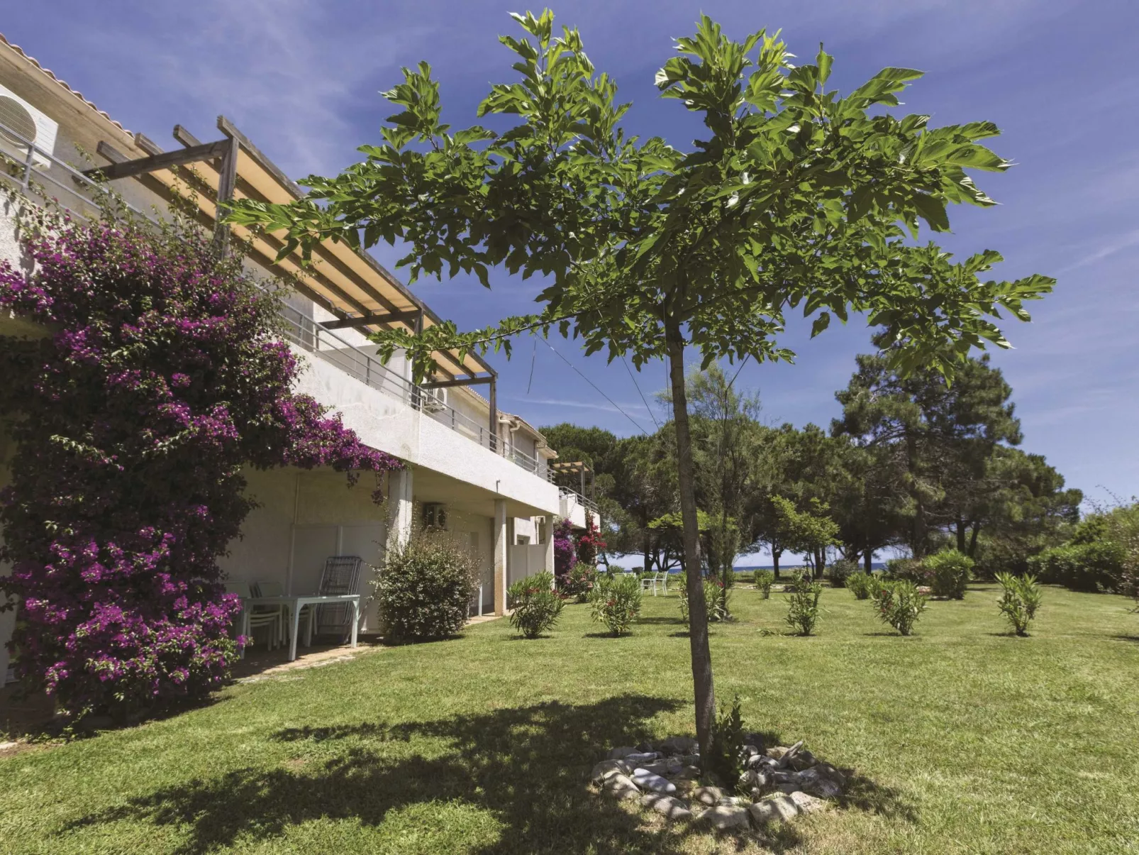 Acqua Bella-Outside
