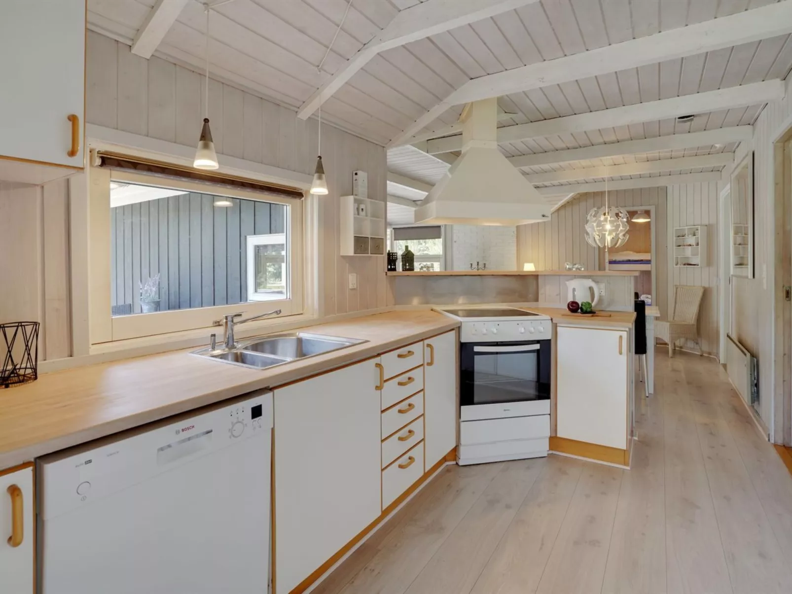 "Lin" - 2.9km from the sea-Inside