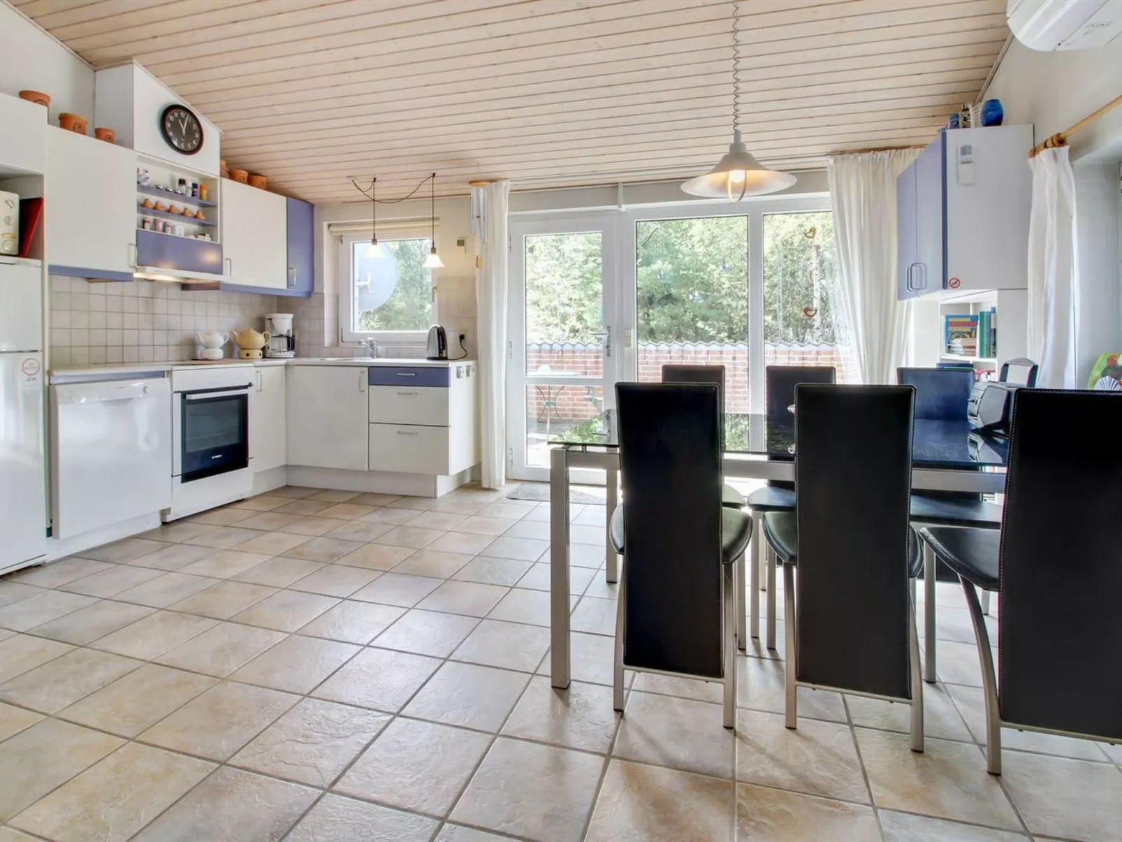 "Elsy" - 2.6km from the sea-Inside