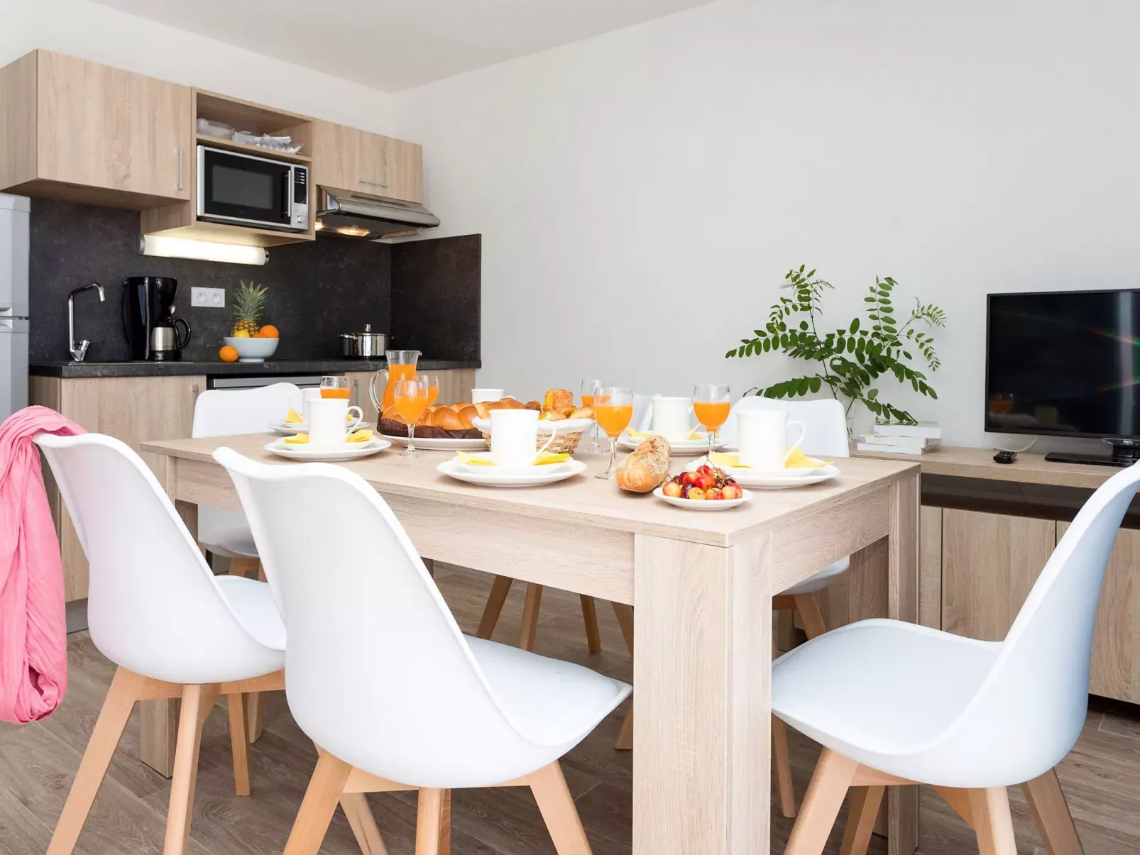 Le Domaine des Pins-Inside